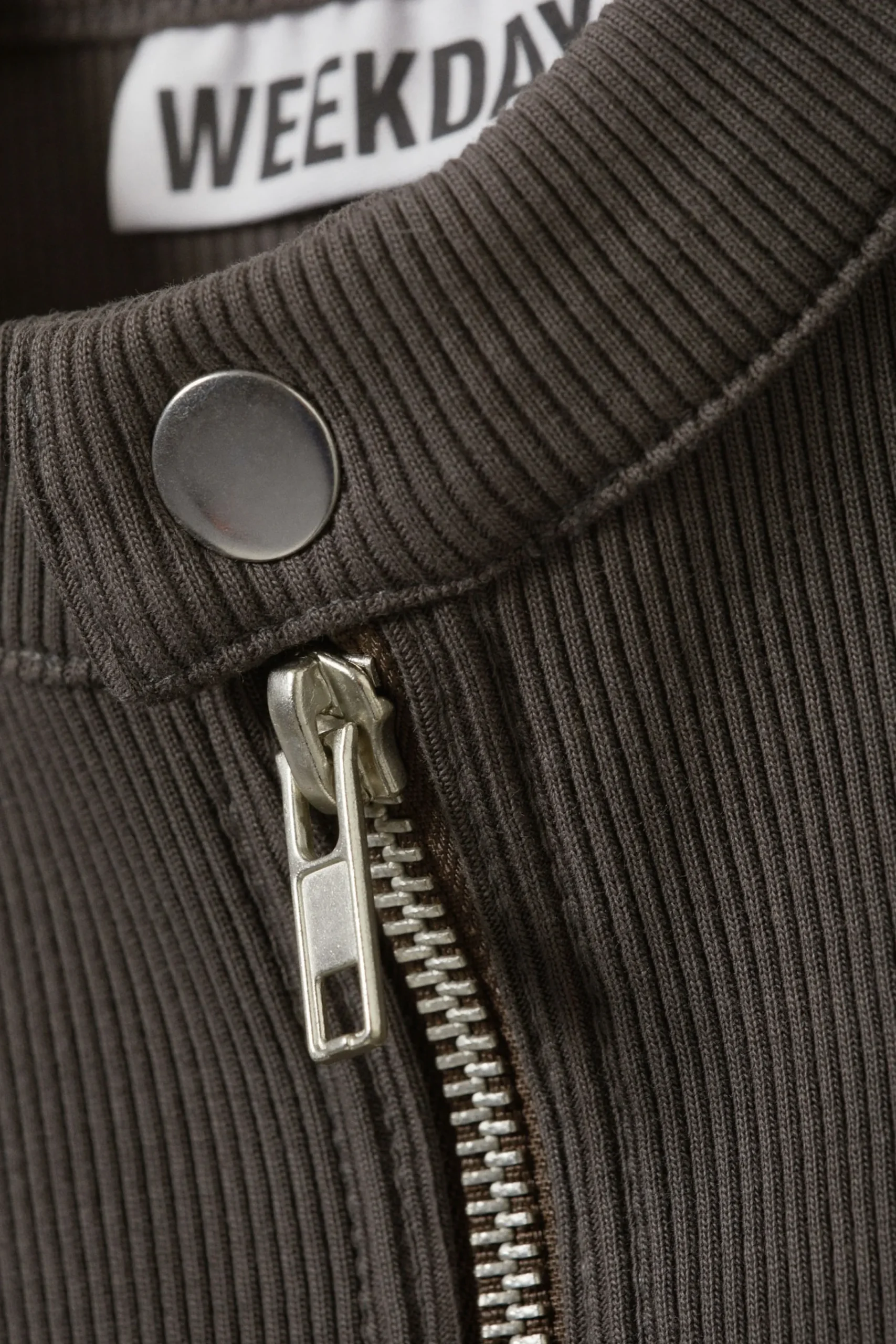 rmls_ribbad_ziptopp_4.webp Weekday Toppar<ÄRMLÖS RIBBAD ZIP-TOPP