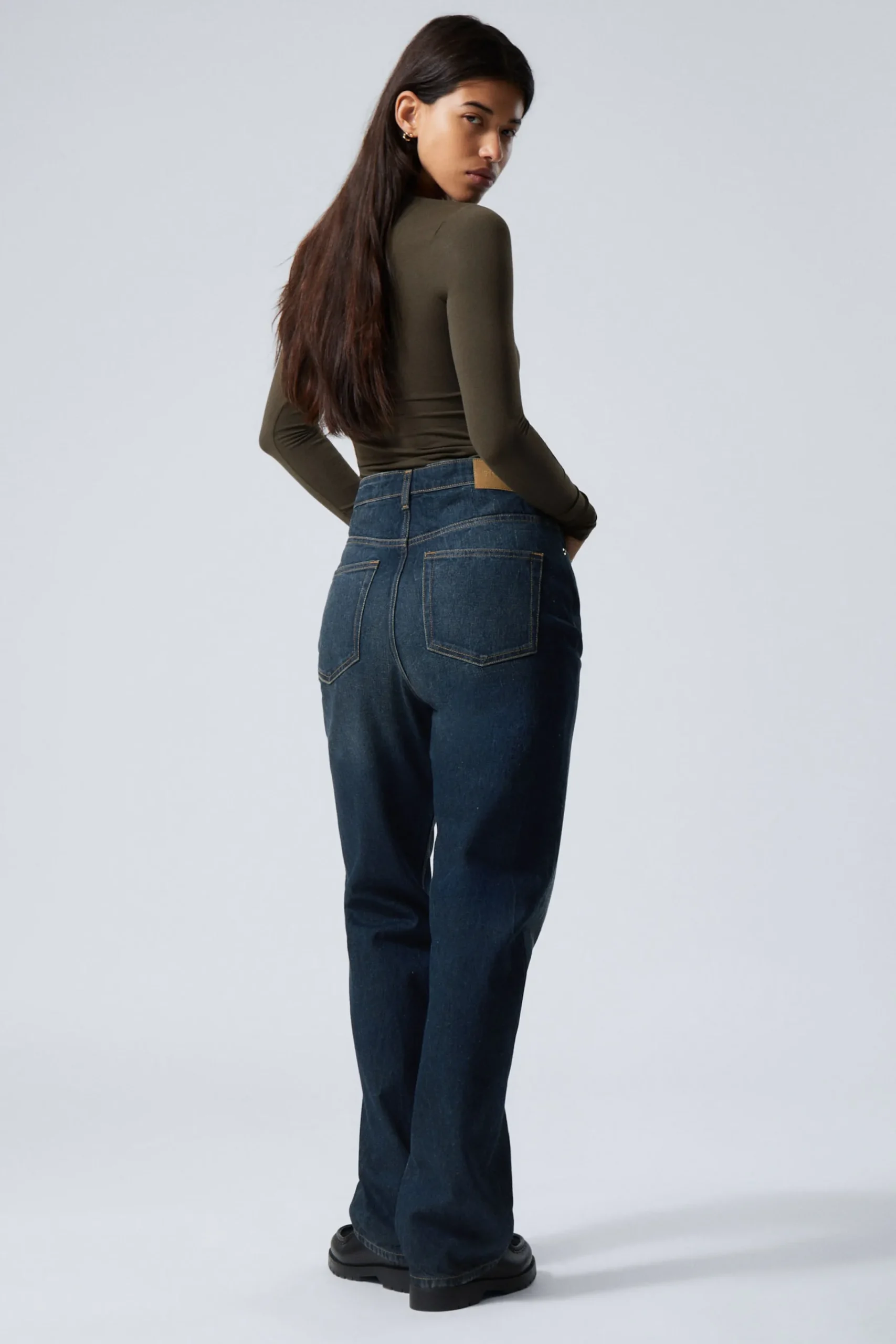 rowe_super_high_waisted_regular_straight_leg_jeans_3-4.webp Weekday Jeans<ROWE SUPER HIGH WAISTED REGULAR STRAIGHT LEG JEANS