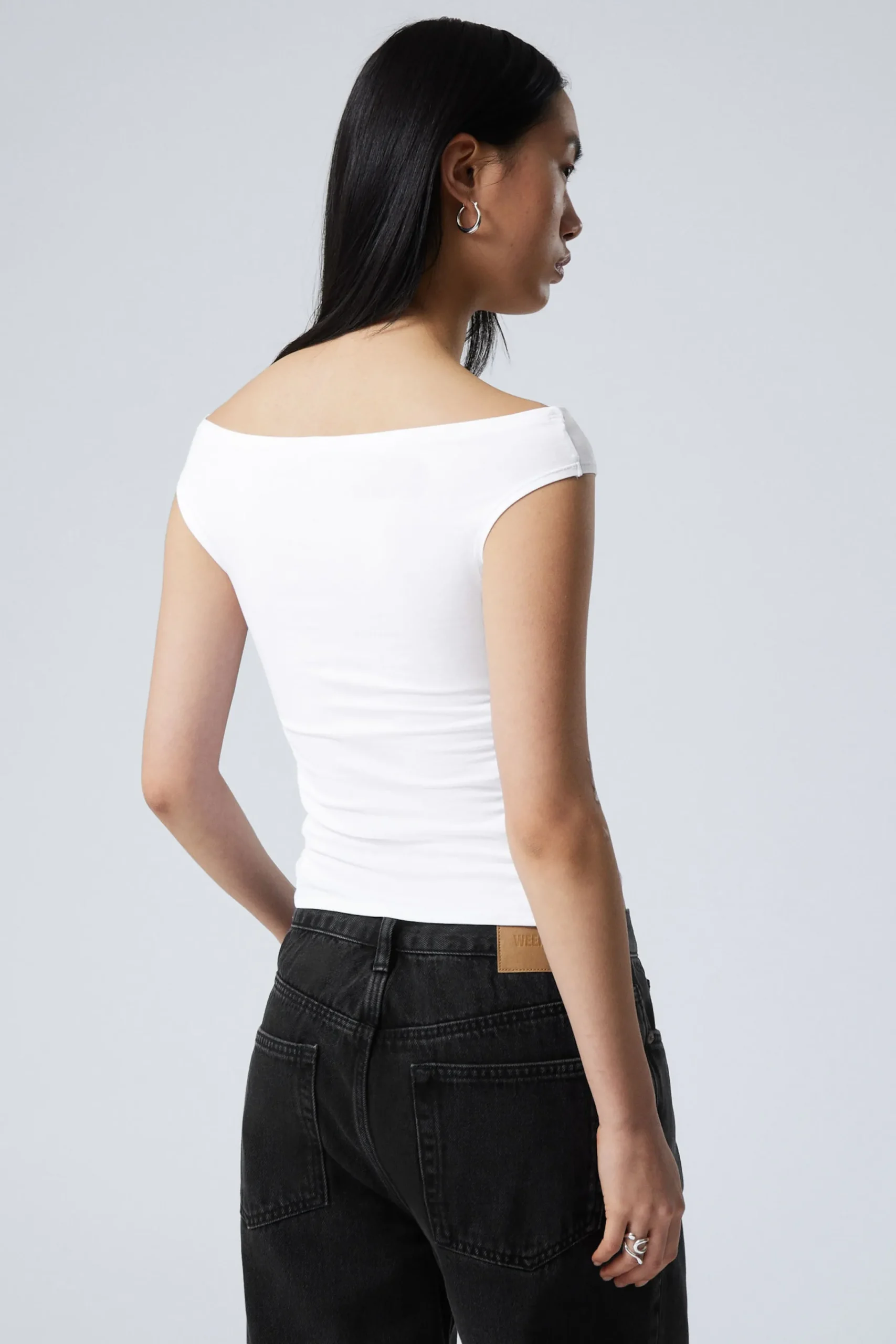 rynkad_offshoulder_topp_2.webp Weekday Toppar<RYNKAD OFF-SHOULDER TOPP