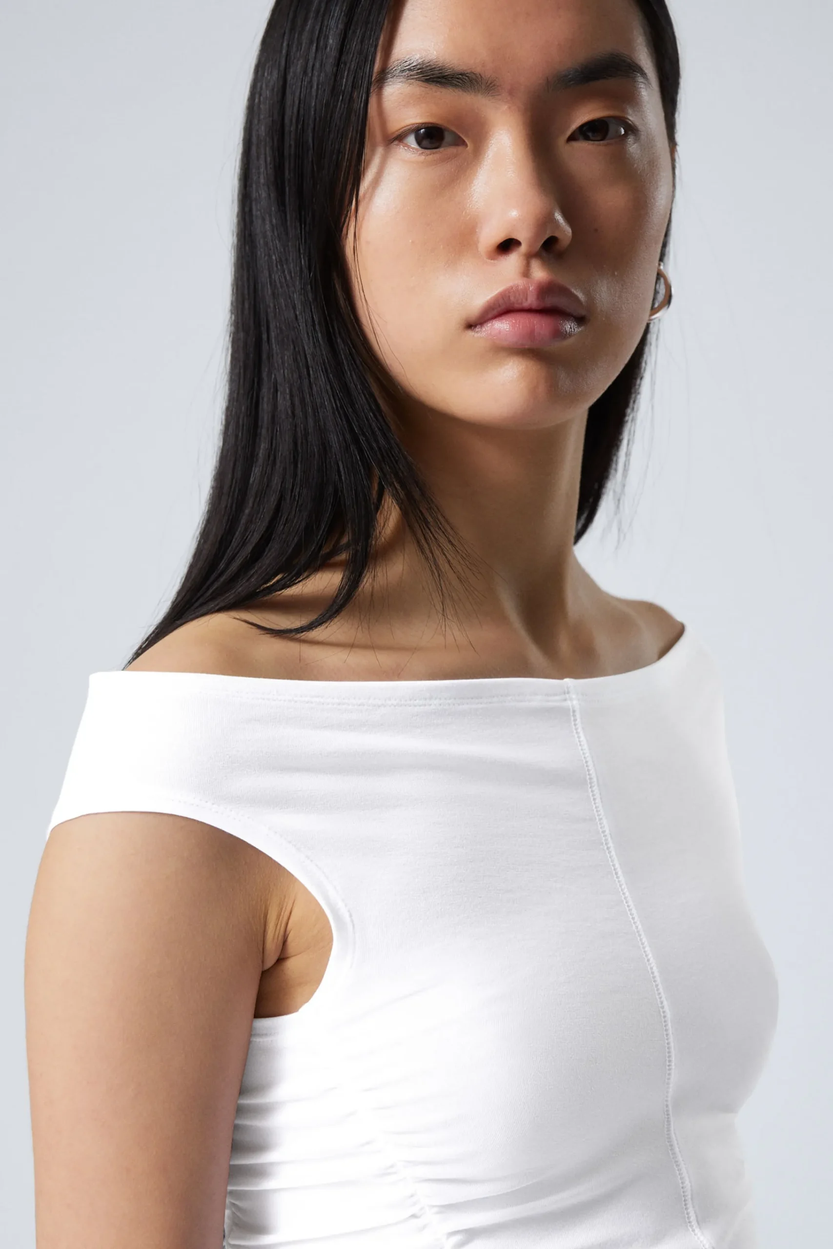 rynkad_offshoulder_topp_3.webp Weekday Toppar<RYNKAD OFF-SHOULDER TOPP
