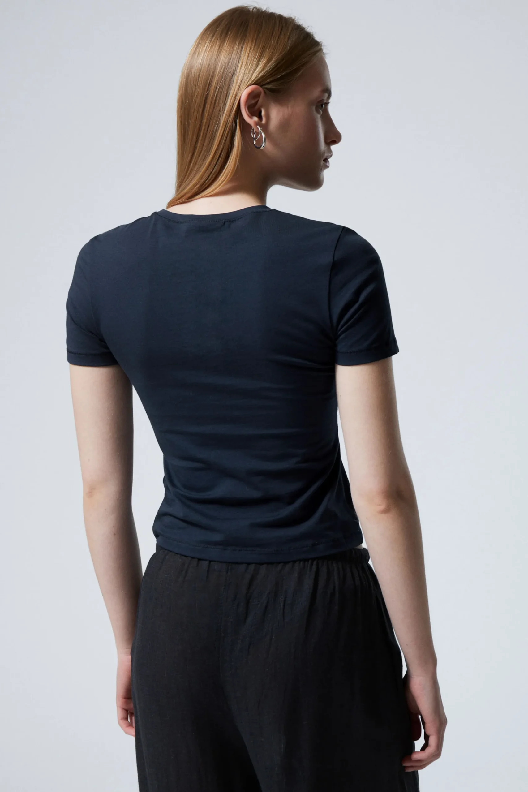 slim_fit_tshirt_3-3.webp Weekday Basplagg | T-Shirtar<SLIM FIT T-SHIRT
