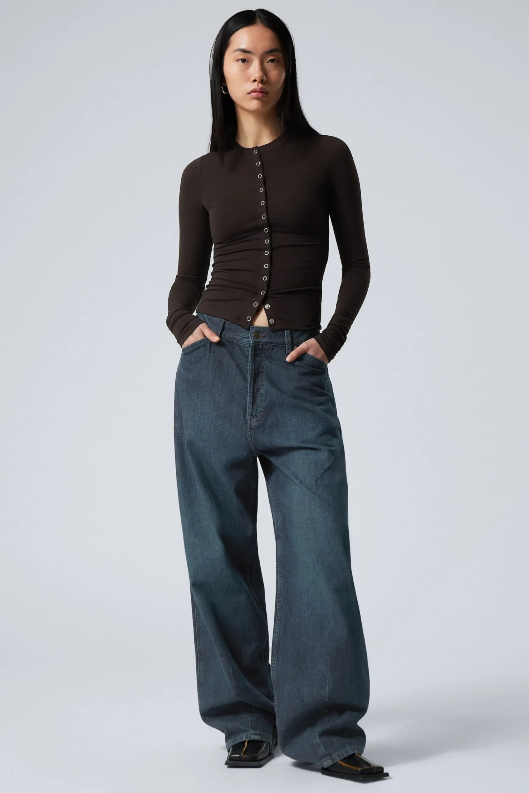 slim_longsleeved_buttoned_cardigan_2.webp Weekday Toppar<SLIM LONGSLEEVED BUTTONED CARDIGAN