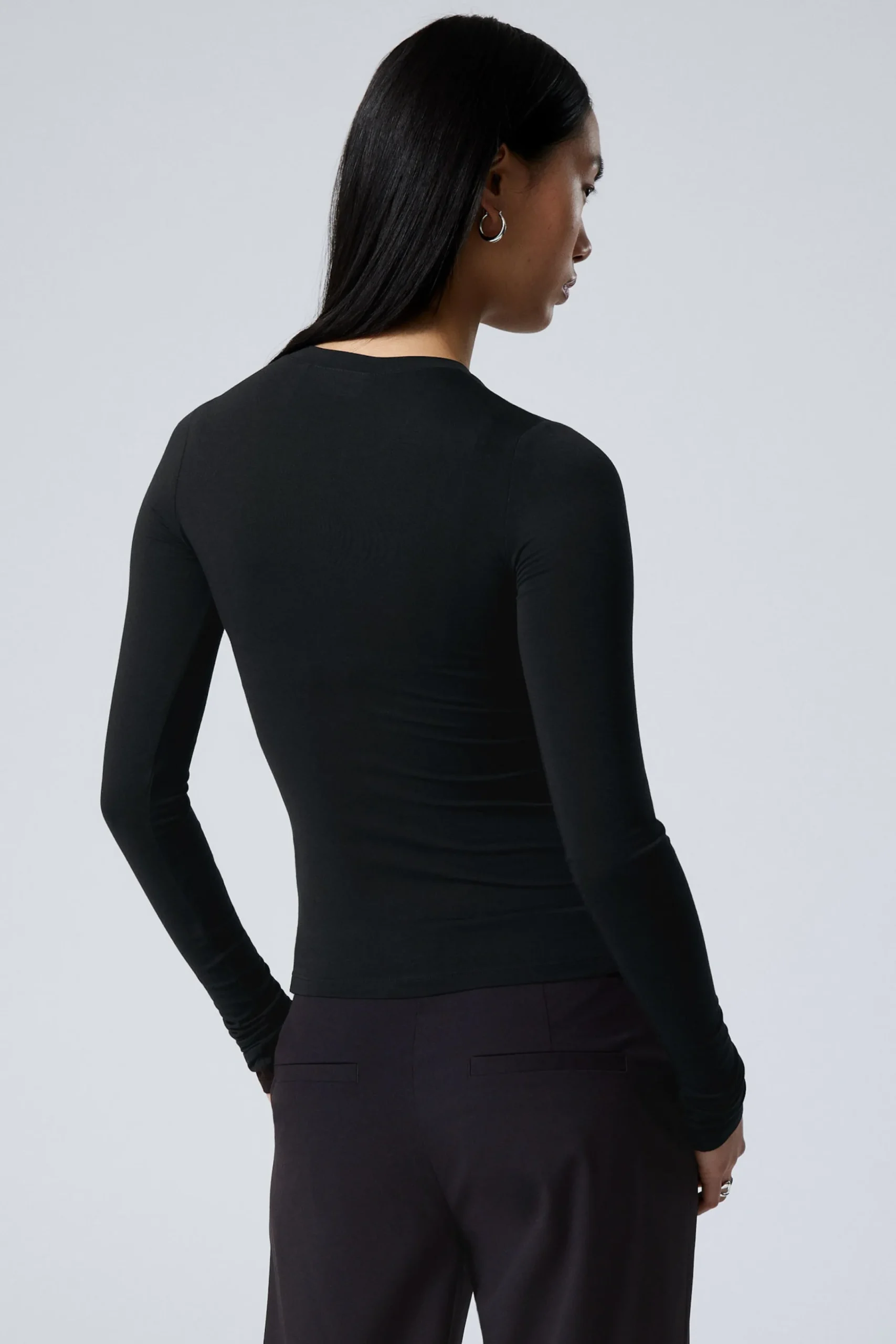 slim_longsleeved_buttoned_cardigan_3-1.webp Weekday Toppar<SLIM LONGSLEEVED BUTTONED CARDIGAN