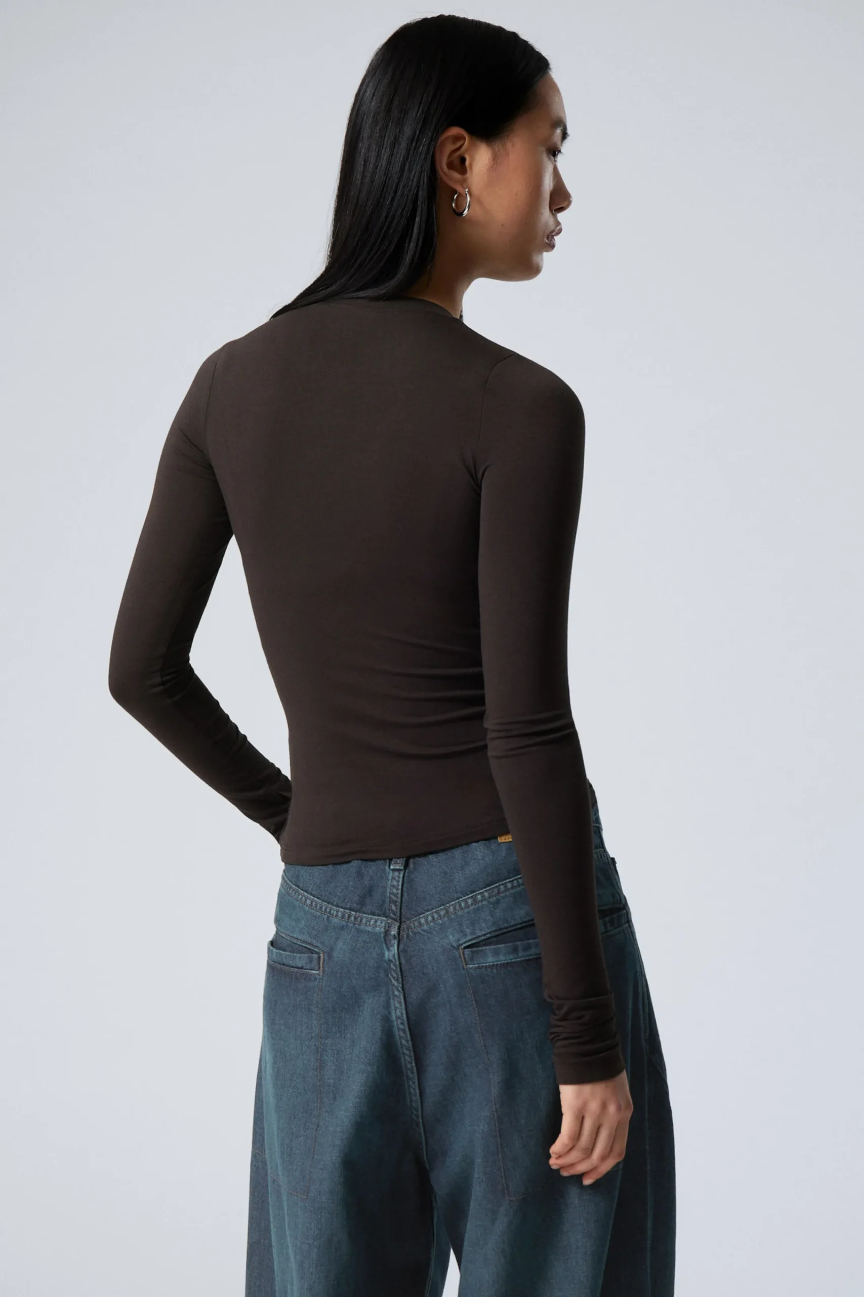 slim_longsleeved_buttoned_cardigan_4.webp Weekday Toppar<SLIM LONGSLEEVED BUTTONED CARDIGAN