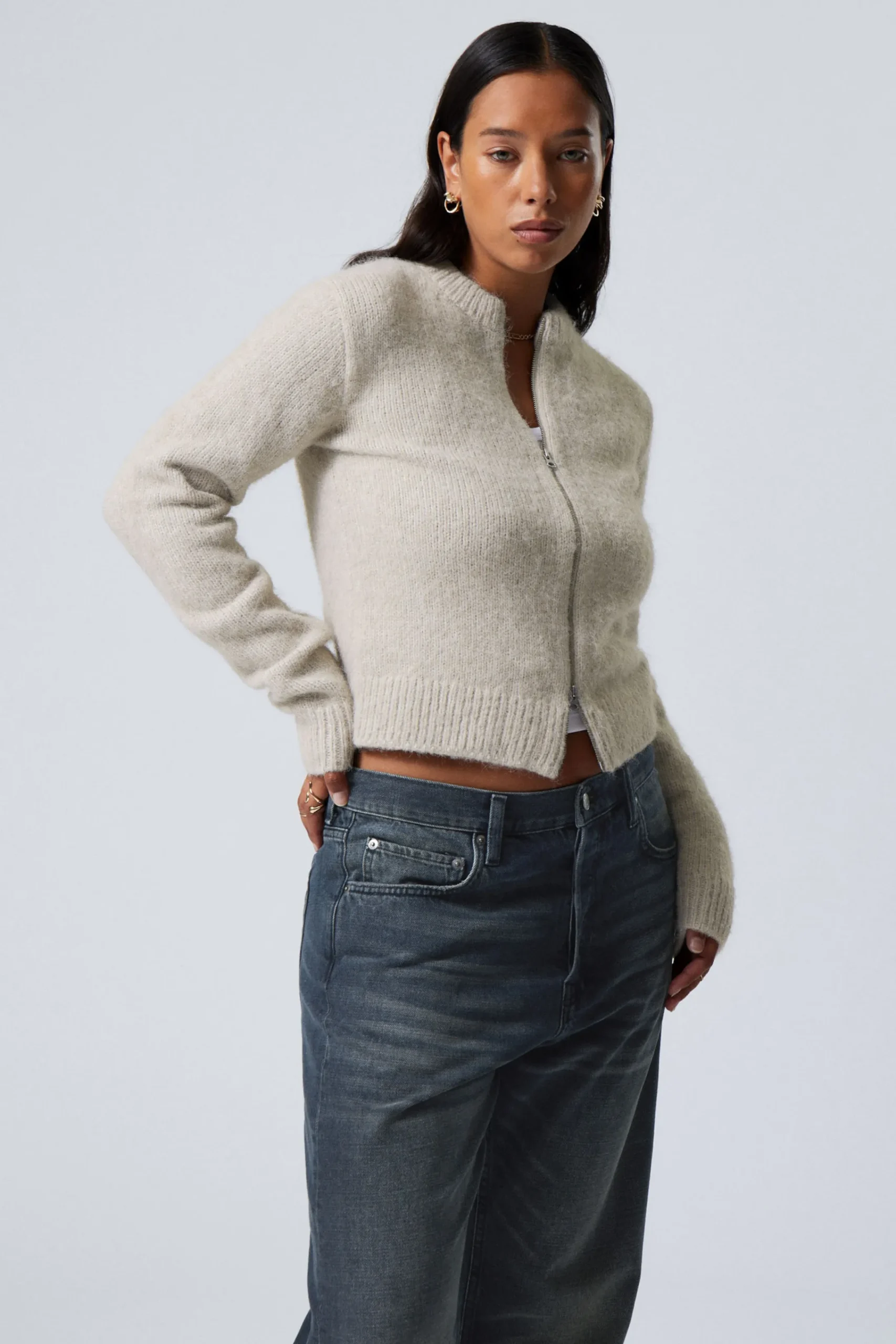Weekday Stickat<SMAL STICKAD CARDIGAN MED DRAGKEDJA