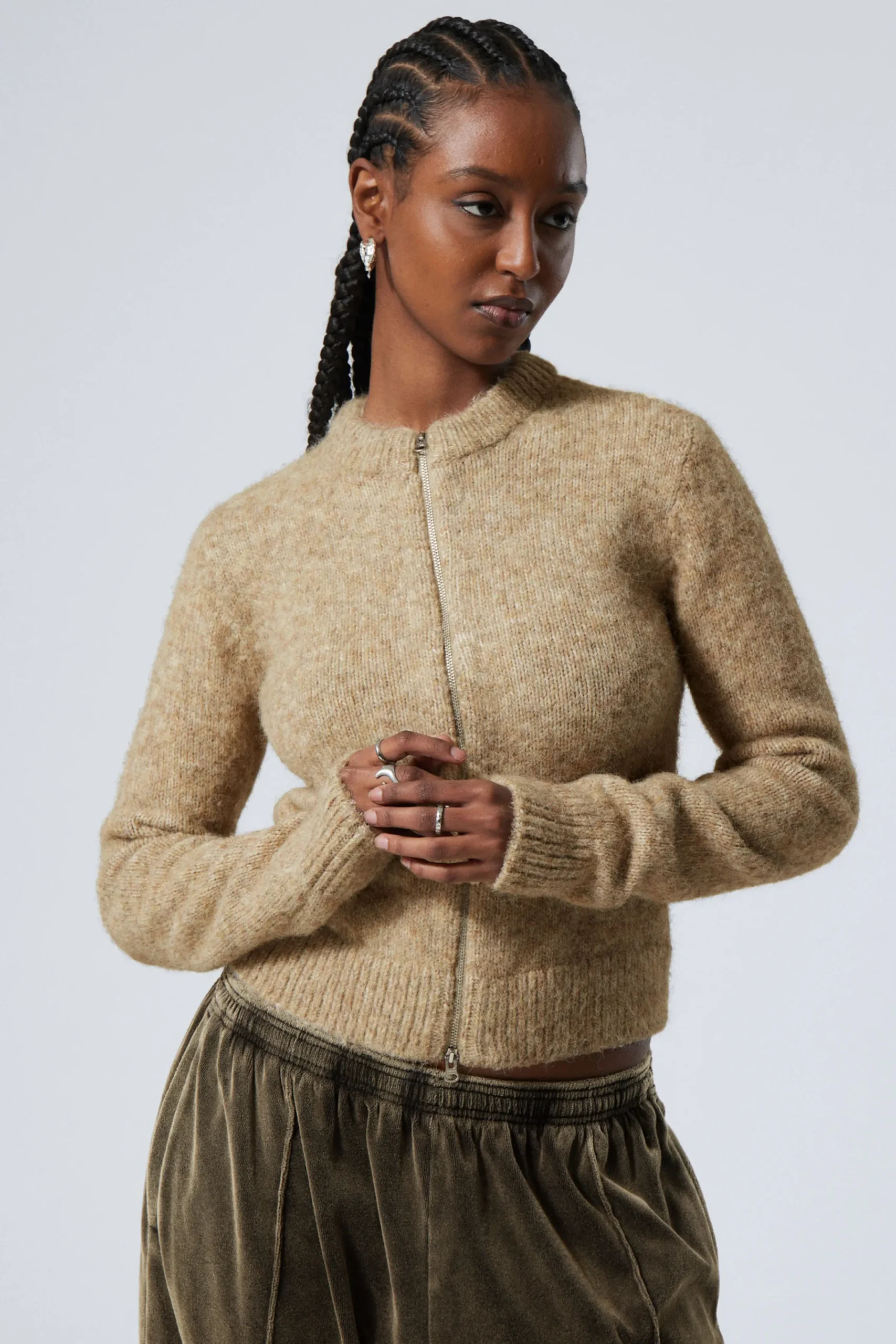 Weekday Stickat<SMAL STICKAD CARDIGAN MED DRAGKEDJA