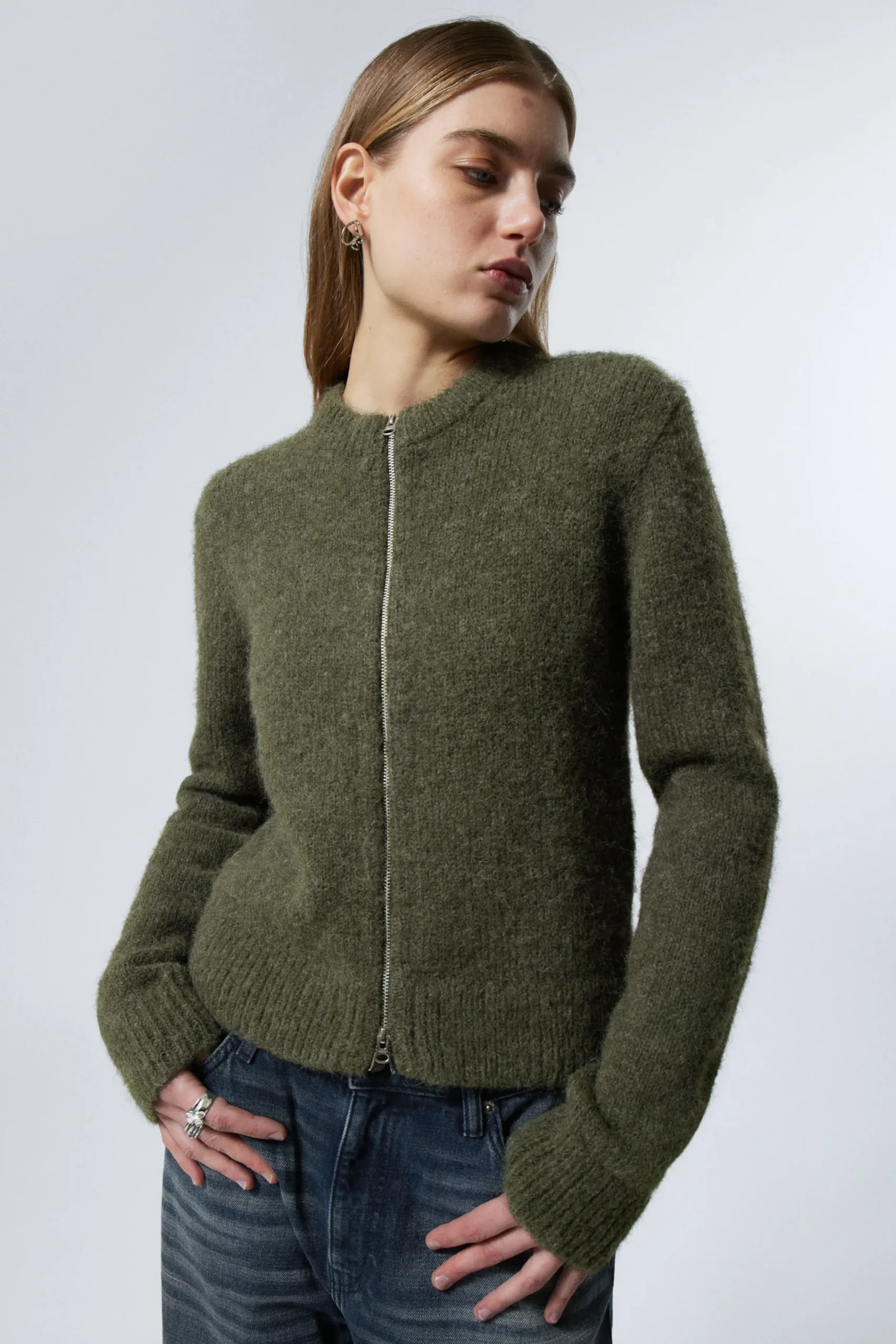 Weekday Stickat<SMAL STICKAD CARDIGAN MED DRAGKEDJA