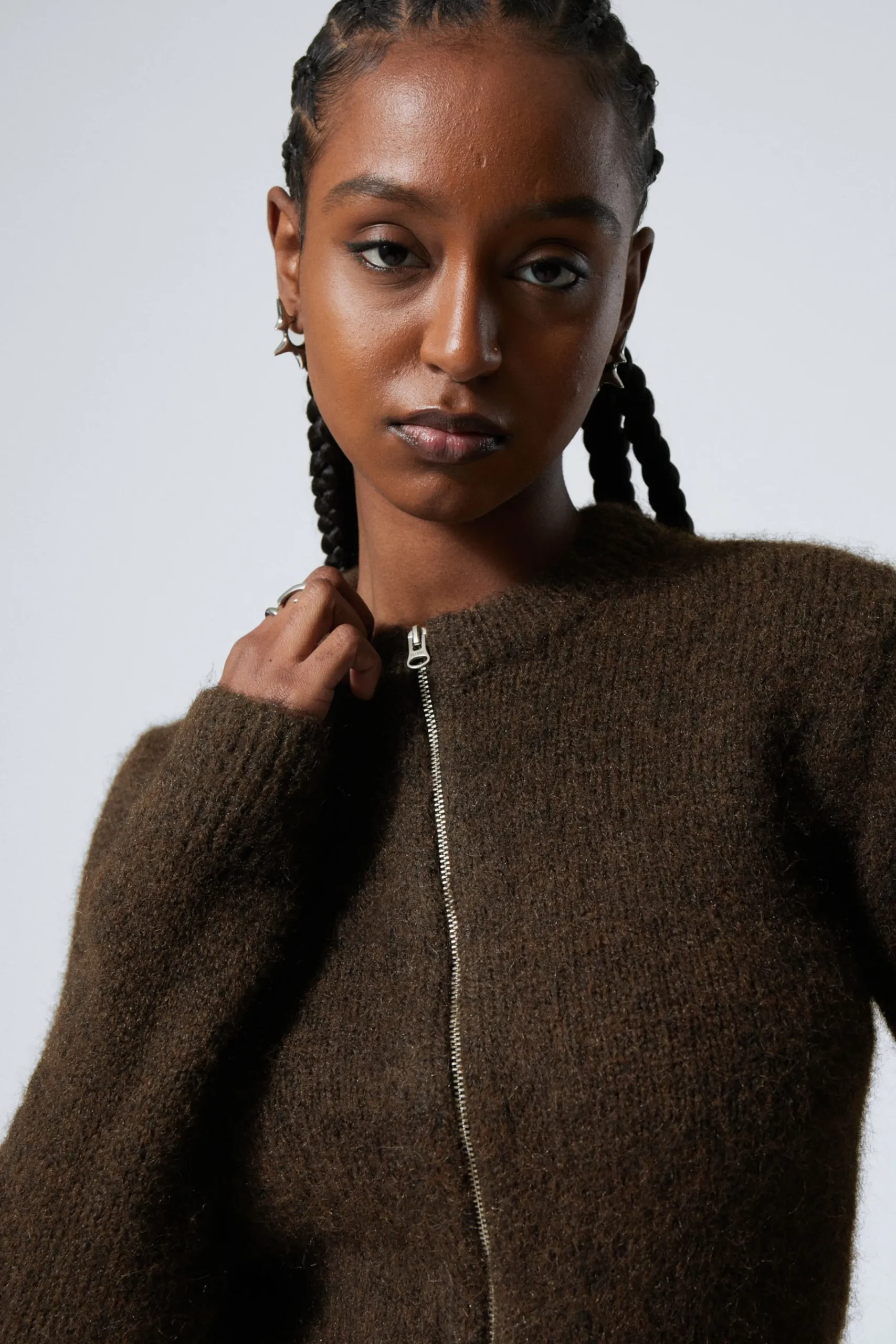 Weekday Stickat<SMAL STICKAD CARDIGAN MED DRAGKEDJA