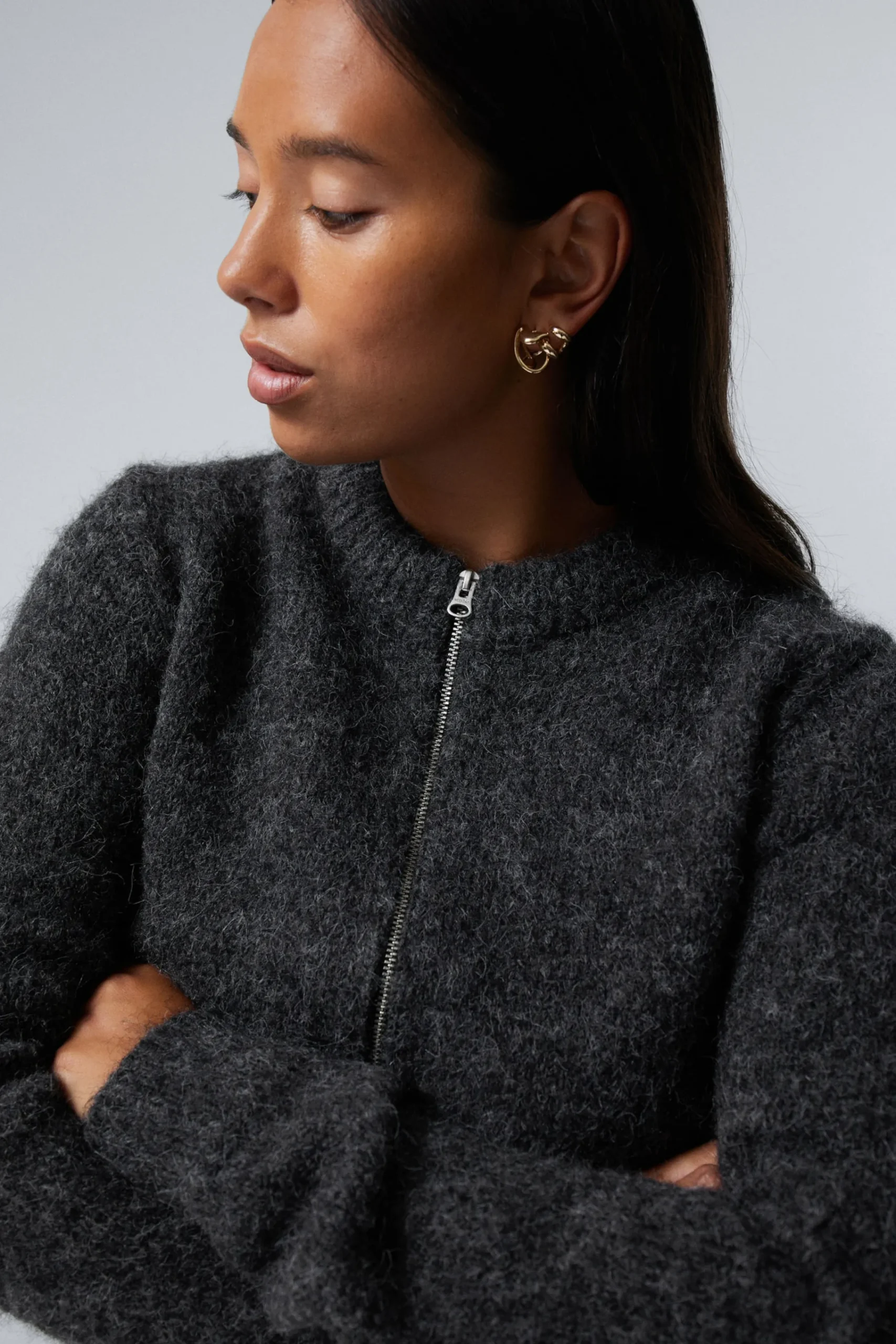Weekday Stickat<SMAL STICKAD CARDIGAN MED DRAGKEDJA