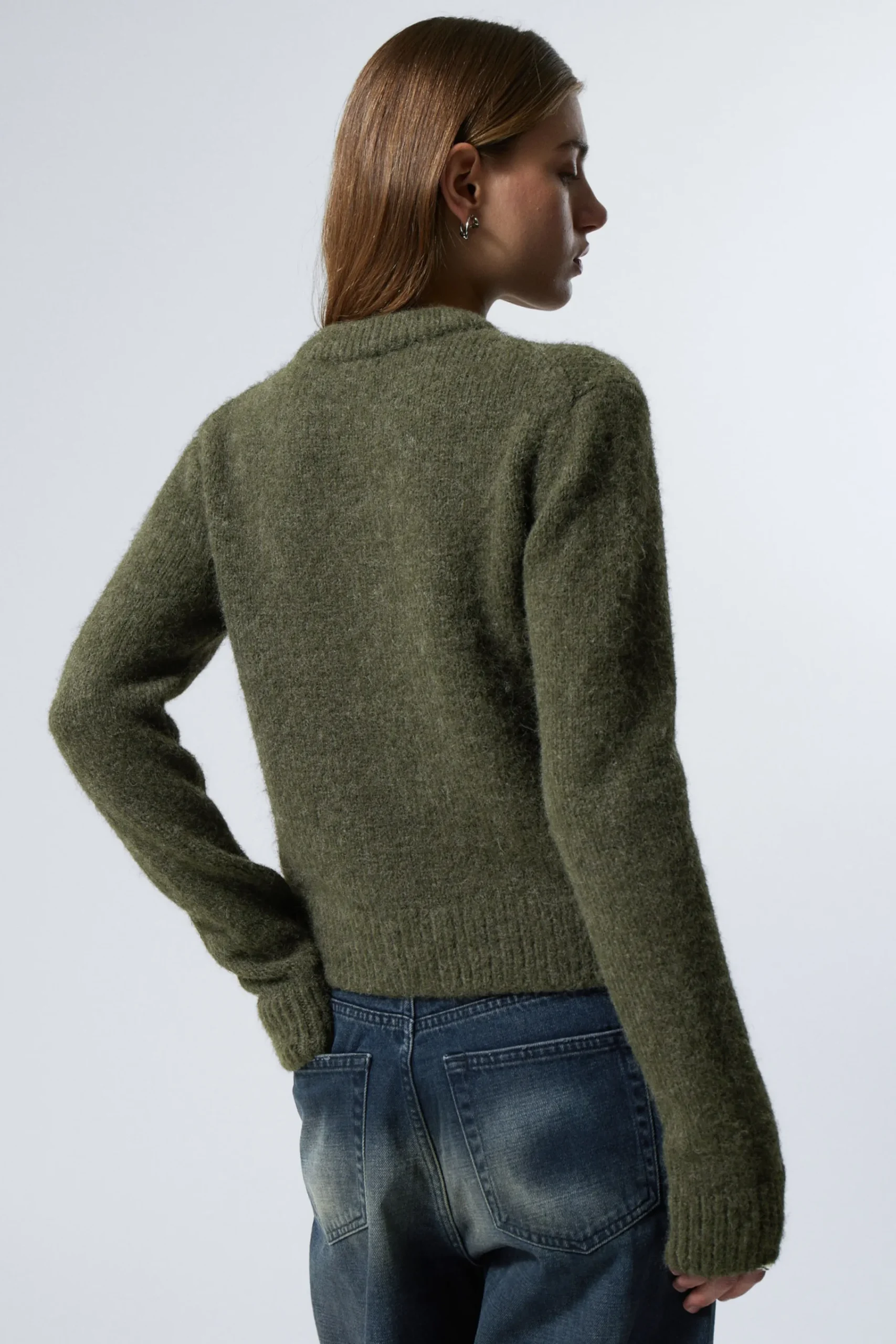 smal_stickad_cardigan_med_dragkedja_3-4.webp Weekday Stickat<SMAL STICKAD CARDIGAN MED DRAGKEDJA