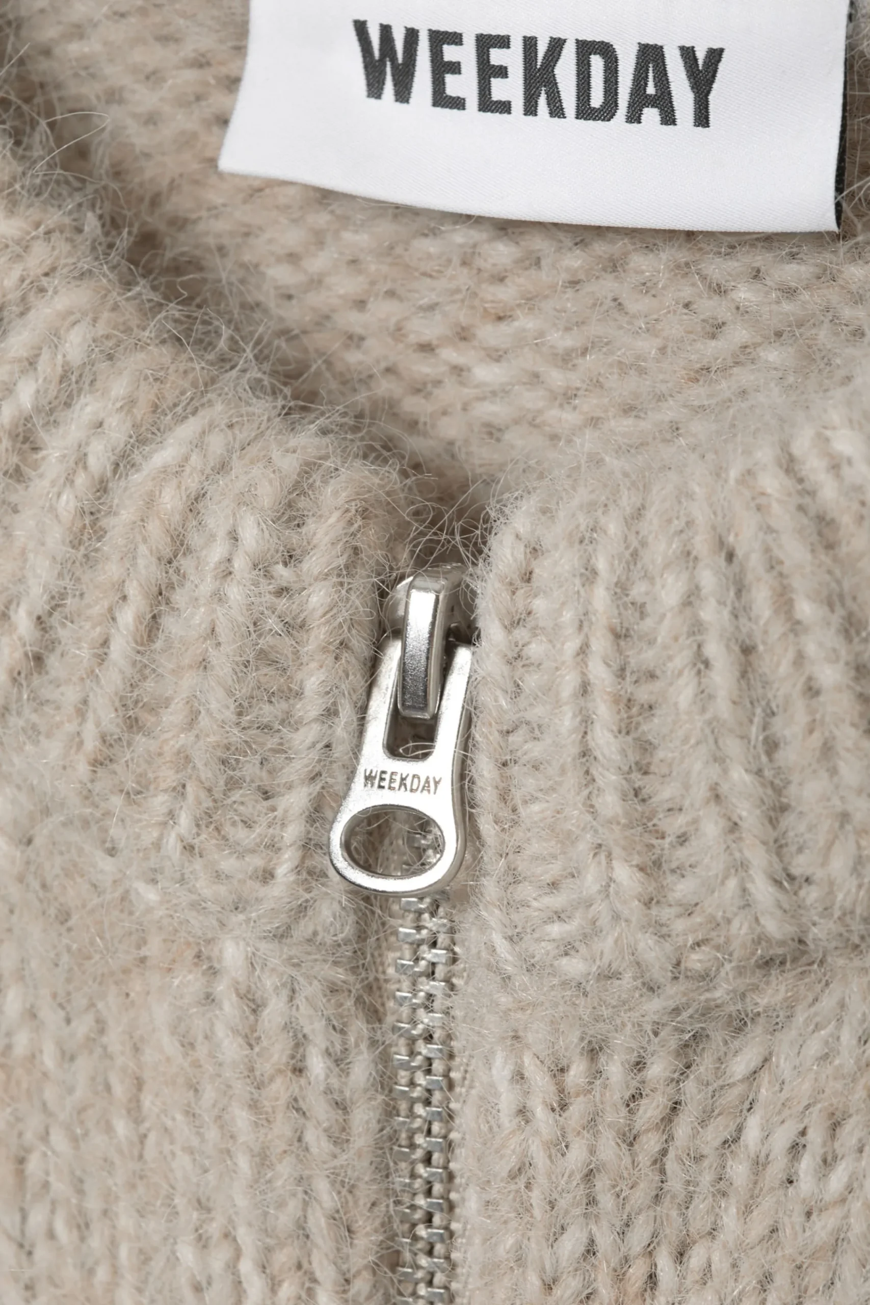 smal_stickad_cardigan_med_dragkedja_4-2.webp Weekday Stickat<SMAL STICKAD CARDIGAN MED DRAGKEDJA