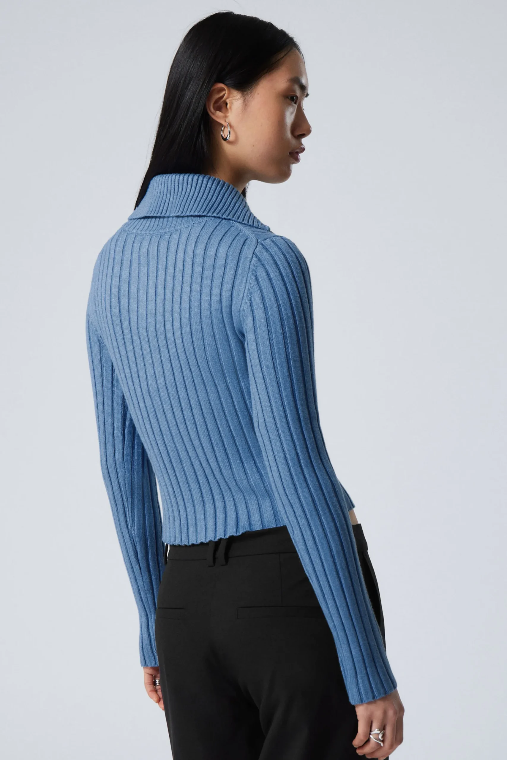 smal_stickad_turtleneckcardigan_4-1.webp Weekday Stickat<SMAL STICKAD TURTLENECK-CARDIGAN