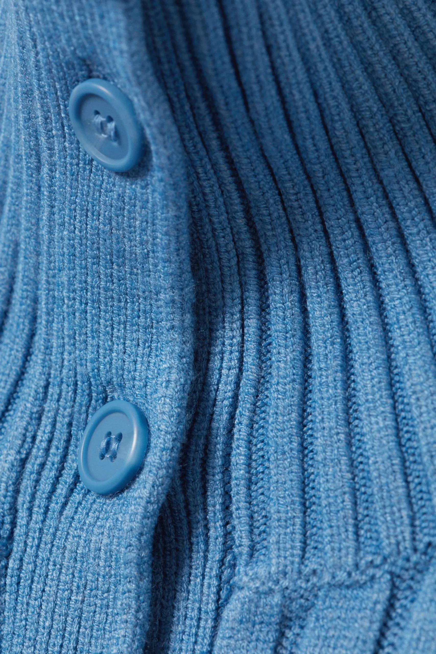smal_stickad_turtleneckcardigan_5-1.webp Weekday Stickat<SMAL STICKAD TURTLENECK-CARDIGAN