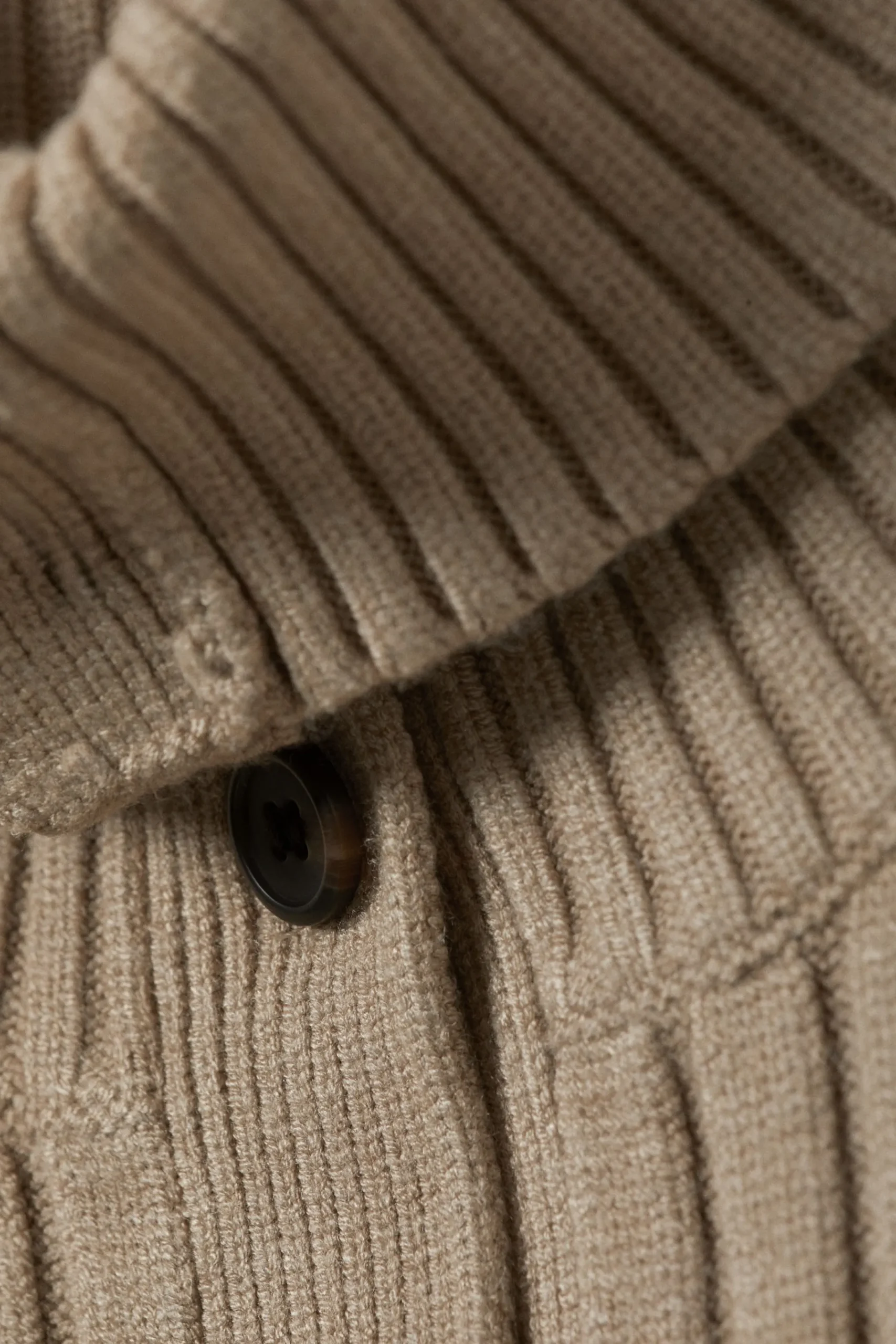 smal_stickad_turtleneckcardigan_5-2.webp Weekday Stickat<SMAL STICKAD TURTLENECK-CARDIGAN