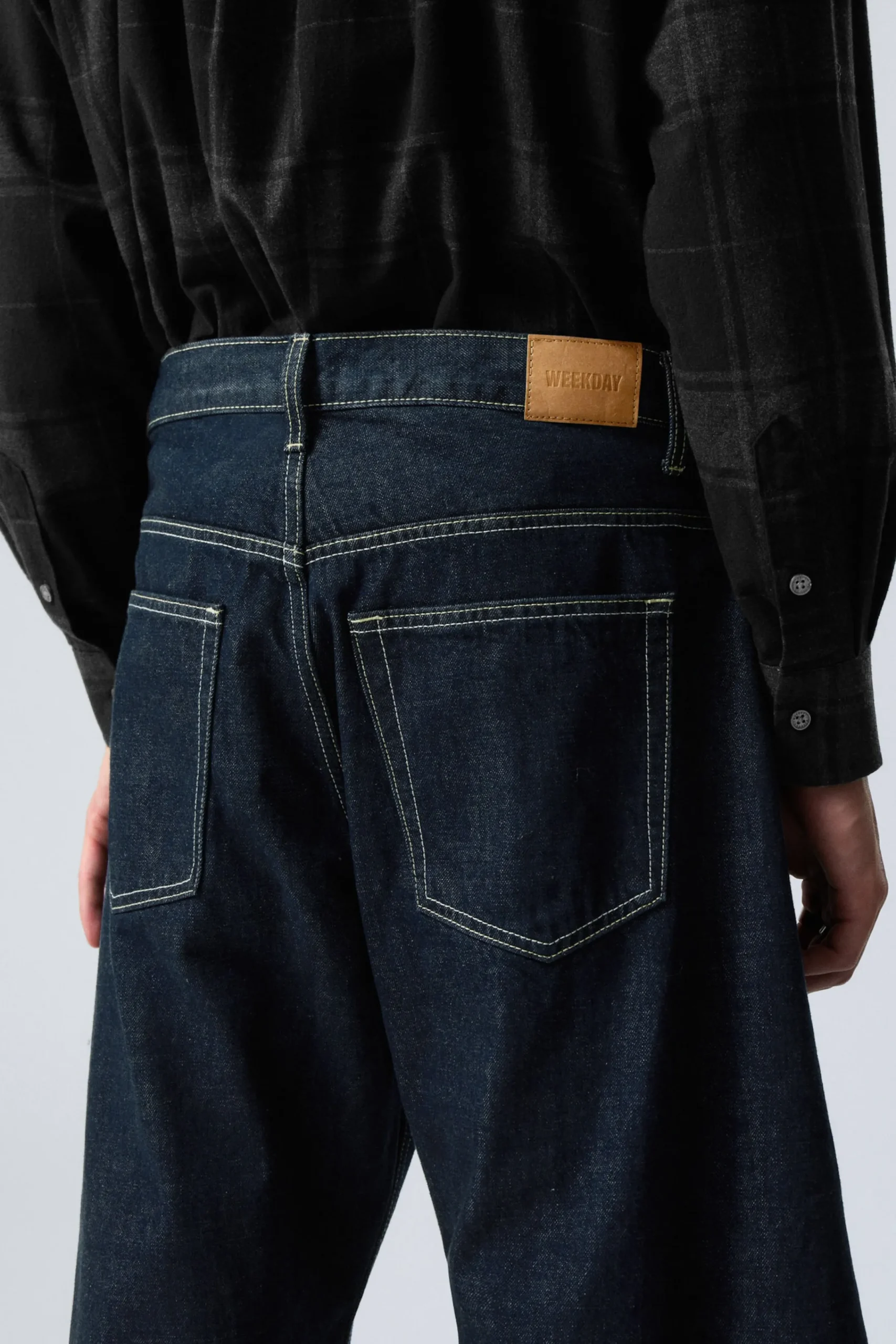 solera_lediga_barrel_jeans_3.webp Weekday Jeans<SOLERA LEDIGA BARREL JEANS