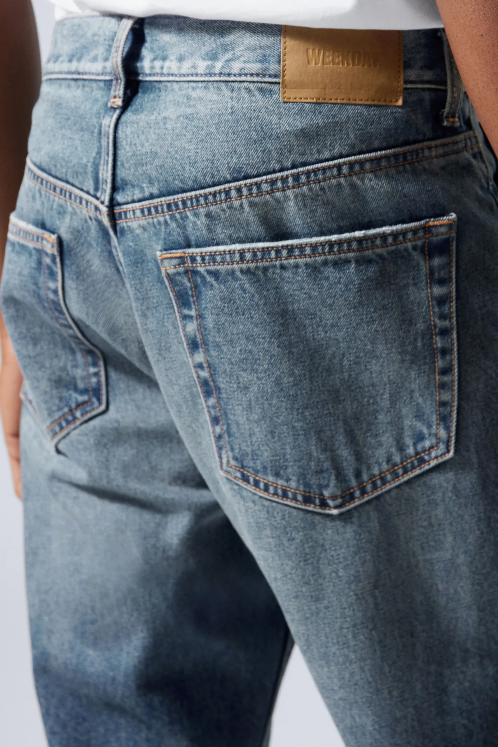 space_relaxed_straight_leg_jeans_4-5.webp Weekday Jeans<SPACE RELAXED STRAIGHT LEG JEANS