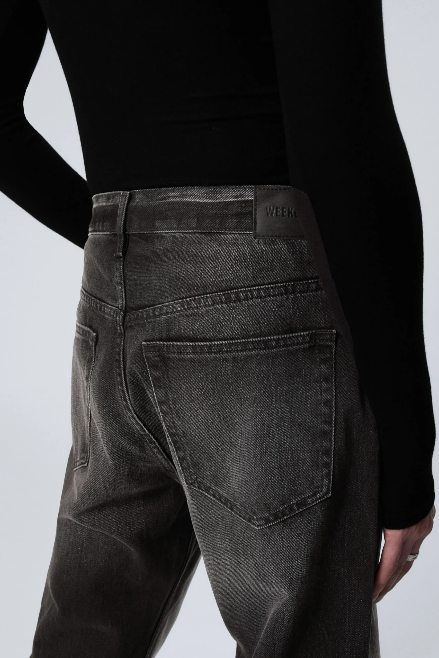 space_relaxed_straight_leg_jeans_4-7.webp Weekday Jeans<SPACE RELAXED STRAIGHT LEG JEANS