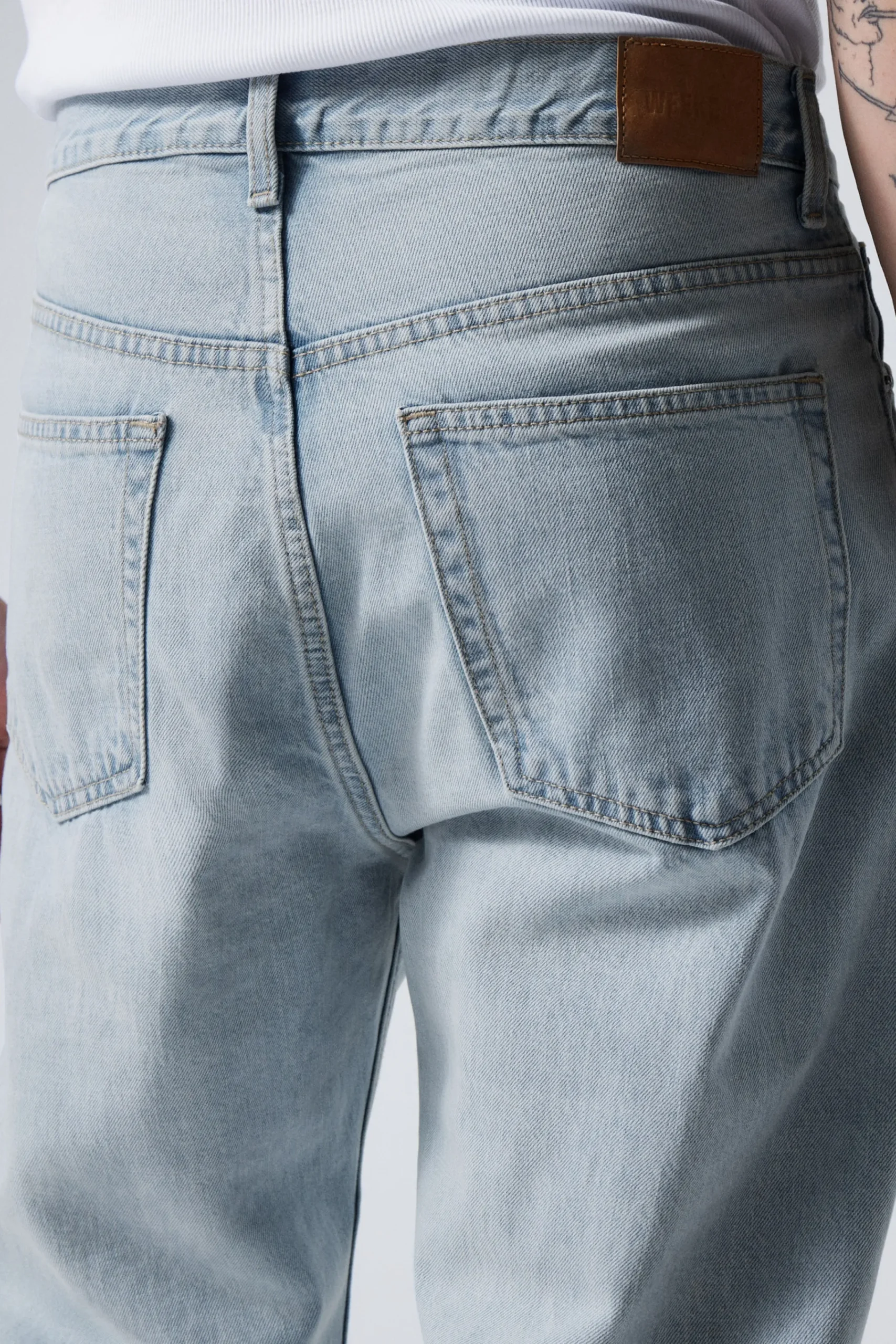 space_relaxed_straight_leg_jeans_4.webp Weekday Jeans<SPACE RELAXED STRAIGHT LEG JEANS
