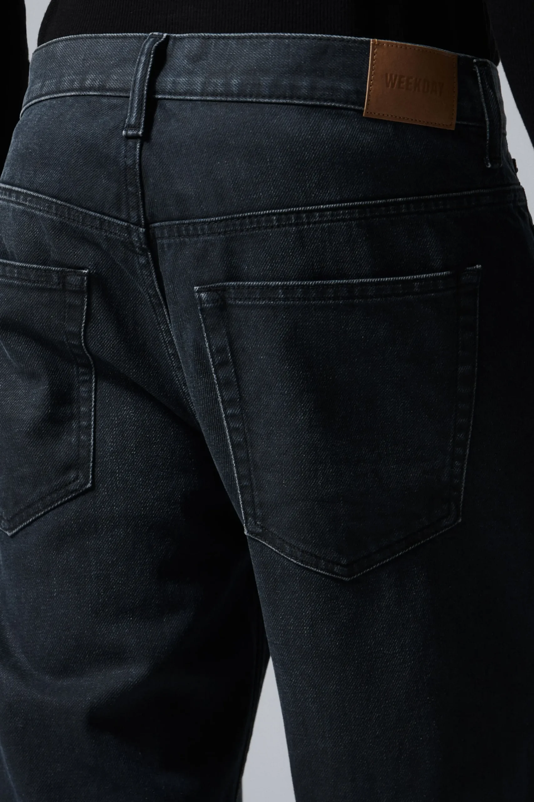 sphere_low_waist_loose_straight_leg_jeans_3-4.webp Weekday Jeans<SPHERE LOW WAIST LOOSE STRAIGHT LEG JEANS