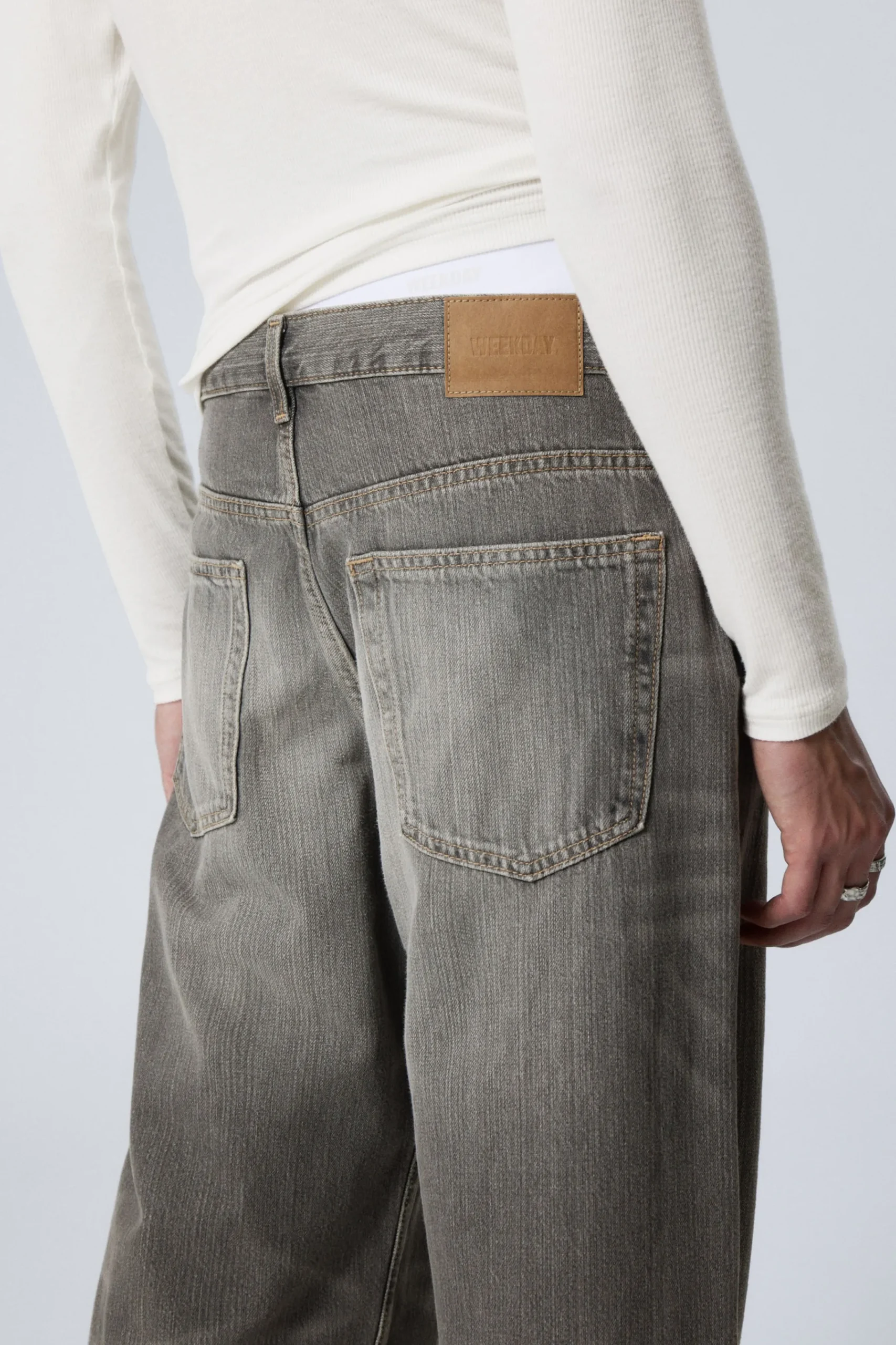 sphere_low_waist_loose_straight_leg_jeans_3.webp Weekday Jeans<SPHERE LOW WAIST LOOSE STRAIGHT LEG JEANS