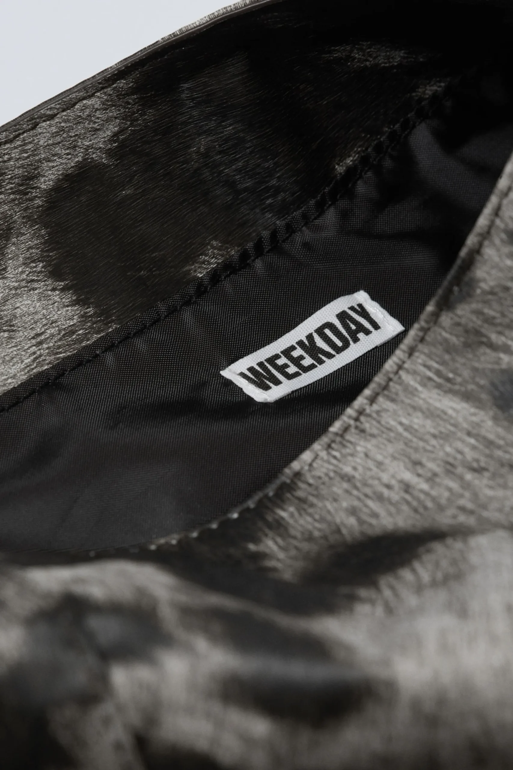 square_cow_shoulder_bag_2.webp Weekday Väskor<SQUARE COW SHOULDER BAG