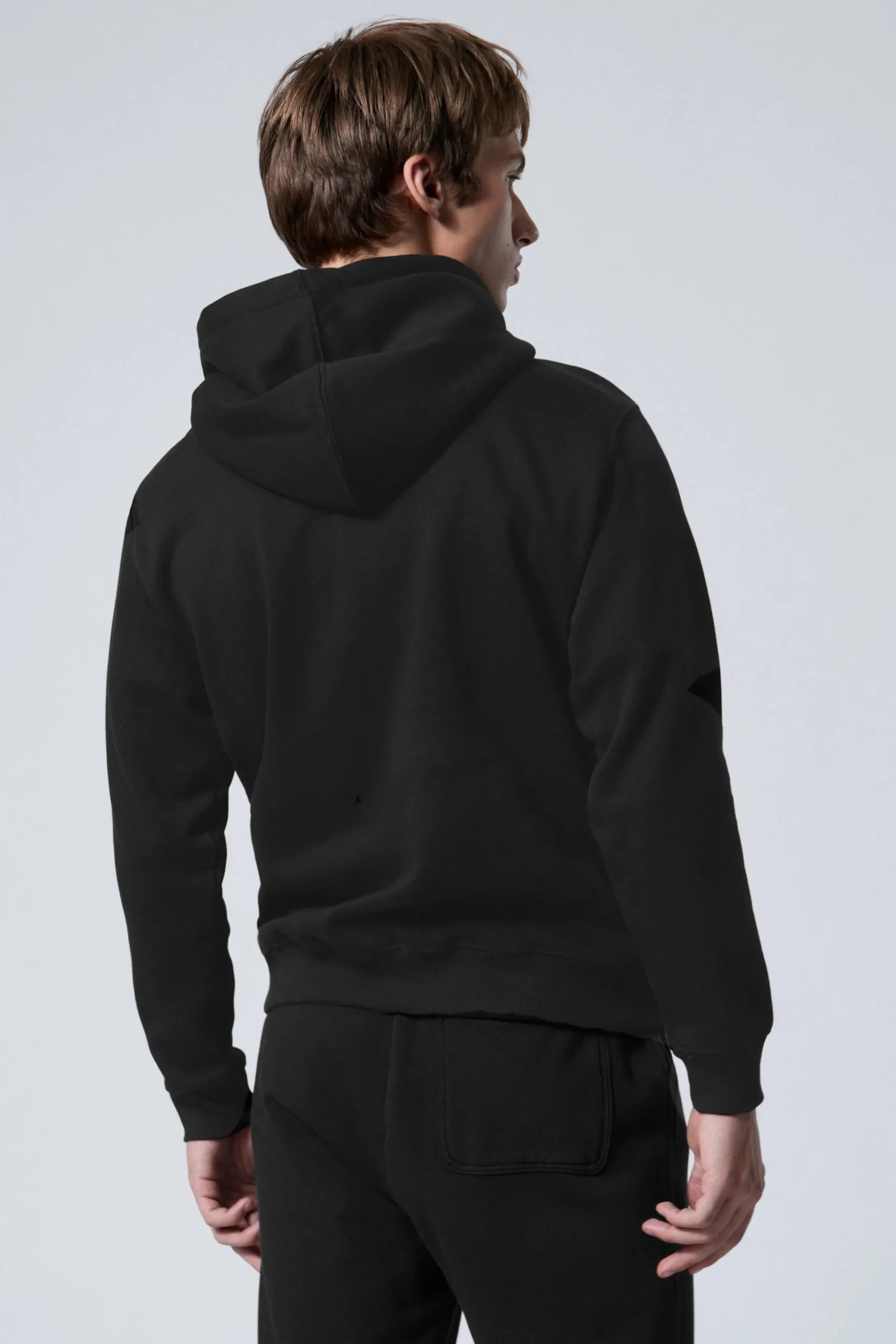 standard_mellantjock_hoodie_3-1.webp Weekday Basplagg<STANDARD MELLANTJOCK HOODIE