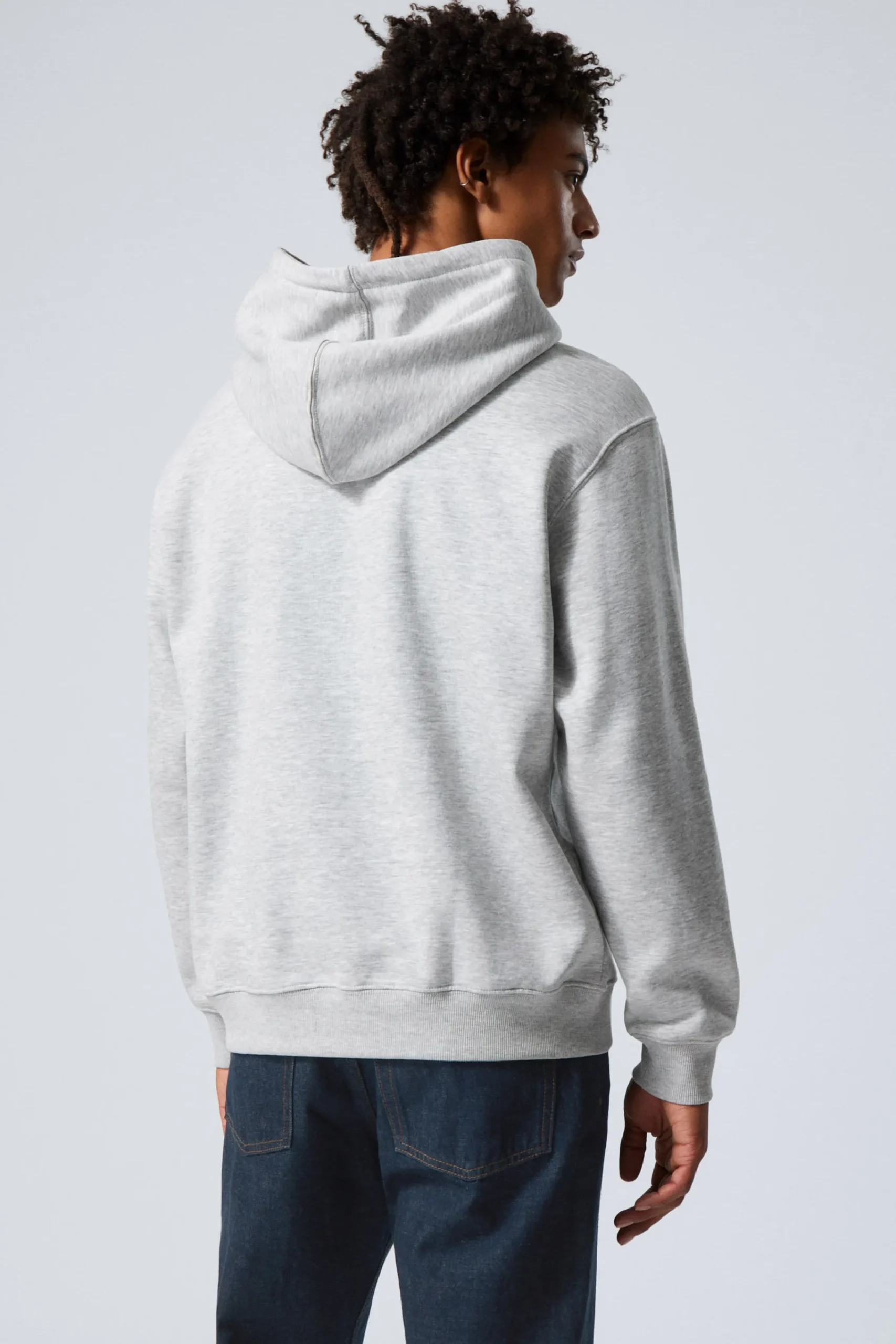 standard_mellantjock_hoodie_3.webp Weekday Basplagg<STANDARD MELLANTJOCK HOODIE