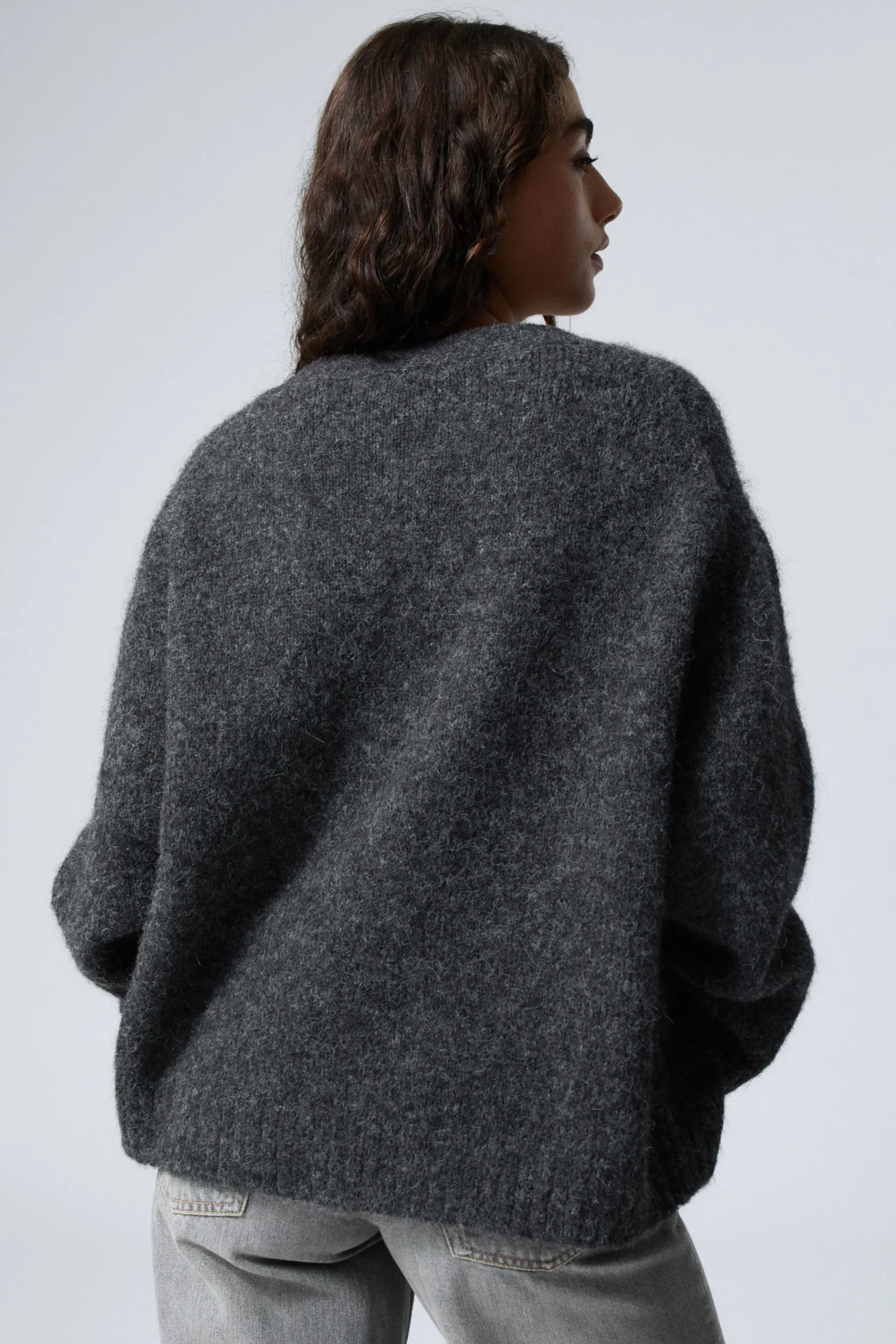stickad_enkelknppt_cardigan_3.webp Weekday Stickat<STICKAD ENKELKNÄPPT CARDIGAN