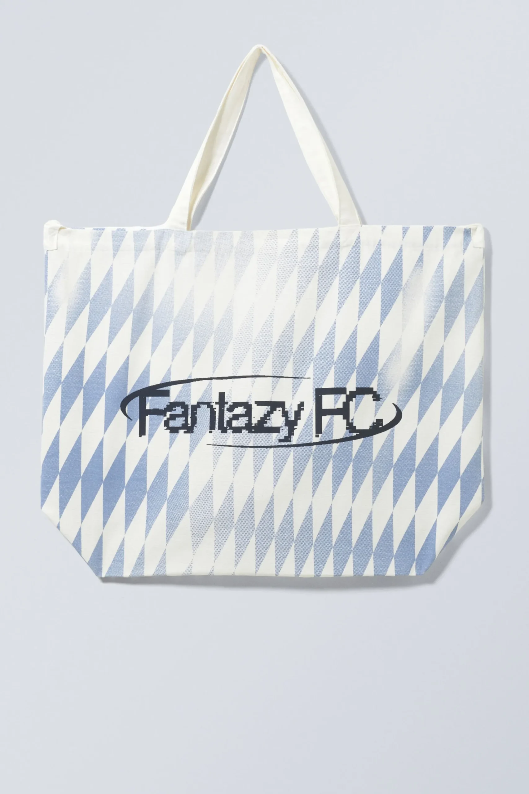 stor_merchinspirerad_totevska_2.webp Weekday Väskor | Graphics<STOR MERCH-INSPIRERAD TOTE-VÄSKA