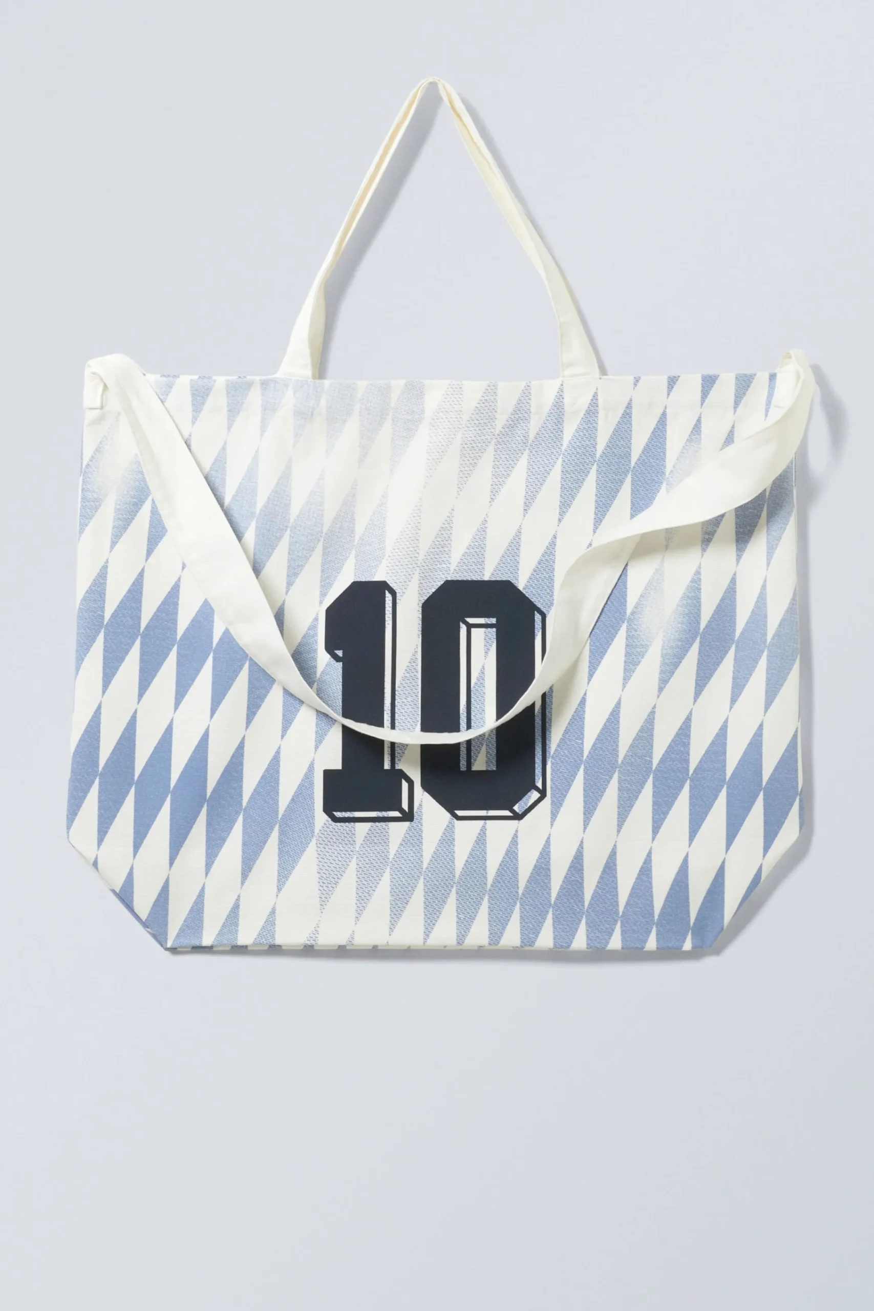stor_merchinspirerad_totevska_3.webp Weekday Väskor | Graphics<STOR MERCH-INSPIRERAD TOTE-VÄSKA