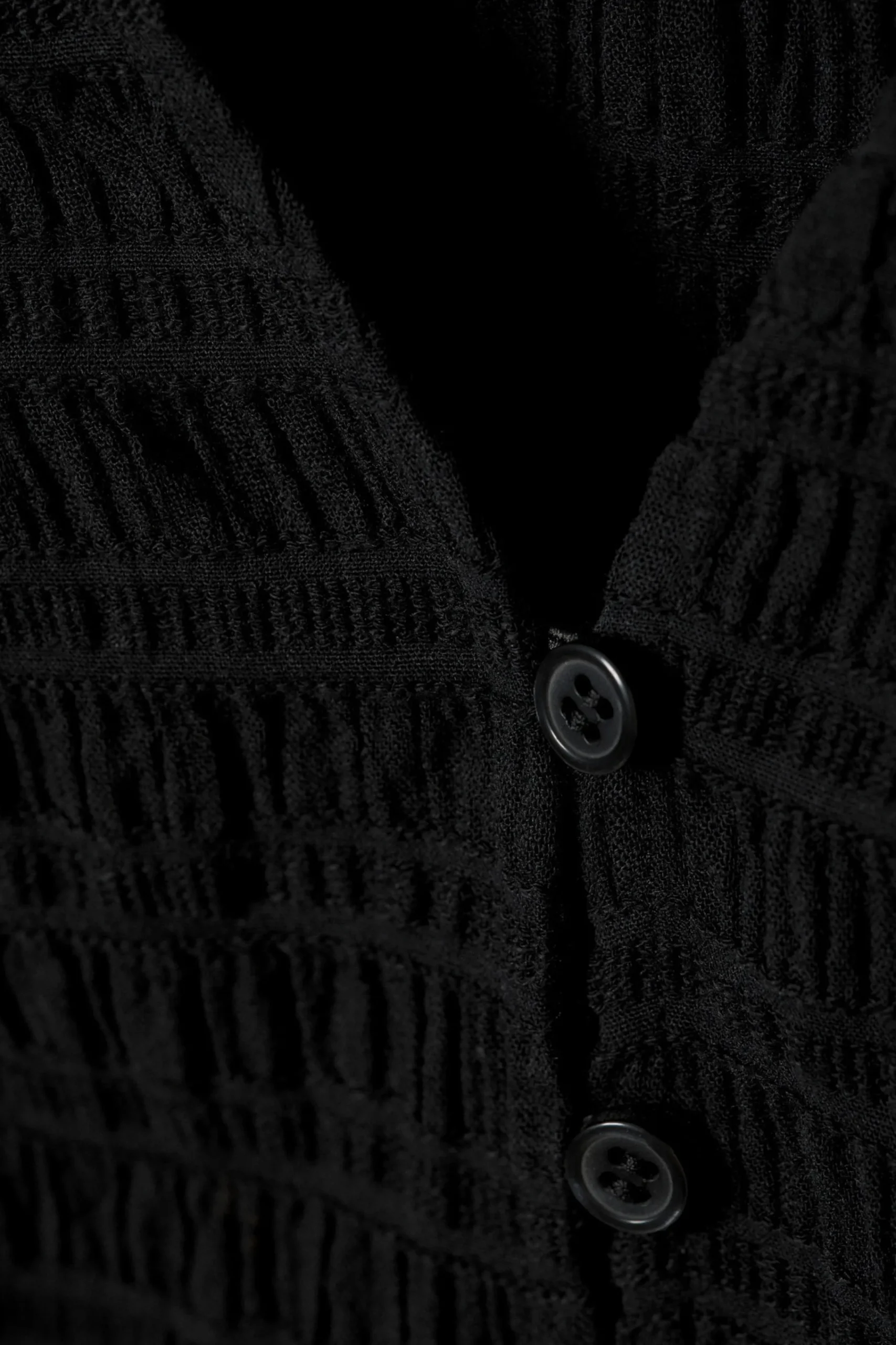 strukturerad_kortrmad_topp_i_bomull_3.webp Weekday Toppar<STRUKTURERAD KORTÄRMAD TOPP I BOMULL