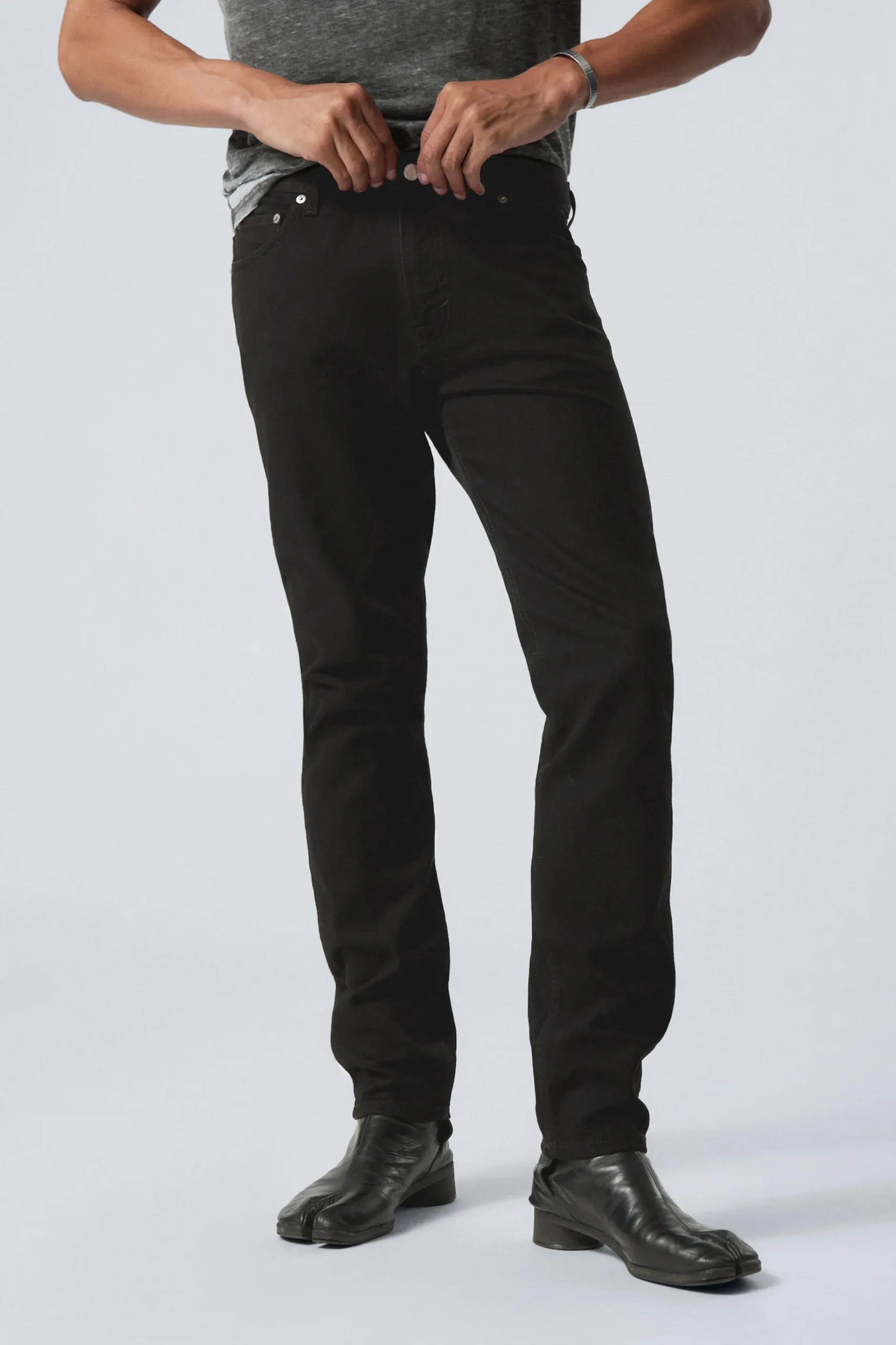sunday_slim_tapered_leg_jeans_1.webp Weekday Jeans<SUNDAY SLIM TAPERED LEG JEANS