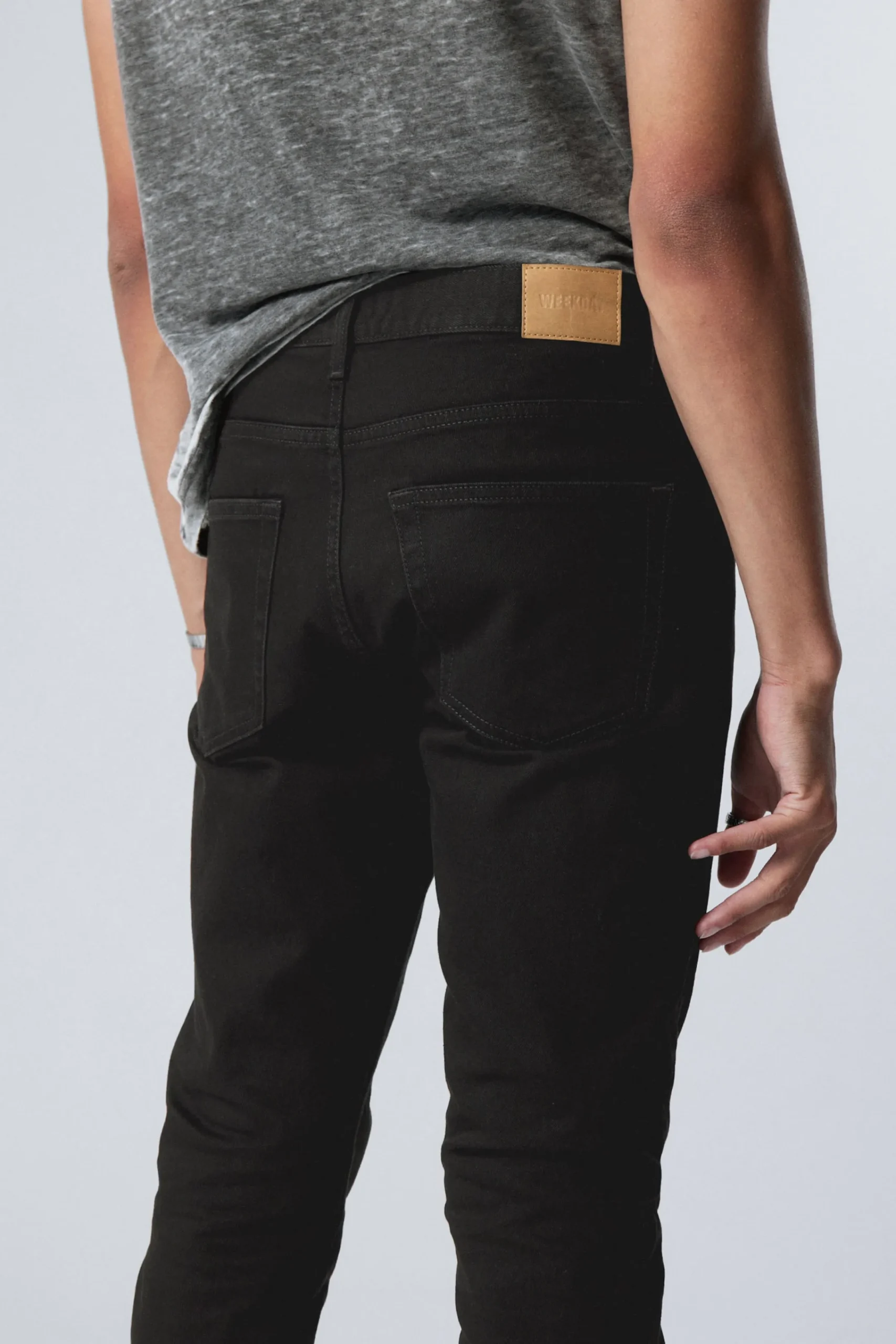 sunday_slim_tapered_leg_jeans_3.webp Weekday Jeans<SUNDAY SLIM TAPERED LEG JEANS