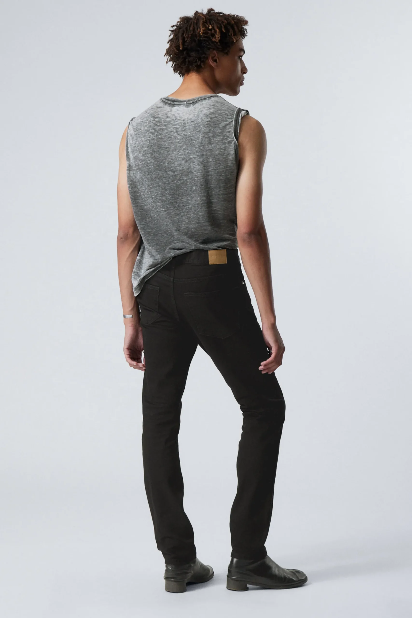 sunday_slim_tapered_leg_jeans_4.webp Weekday Jeans<SUNDAY SLIM TAPERED LEG JEANS