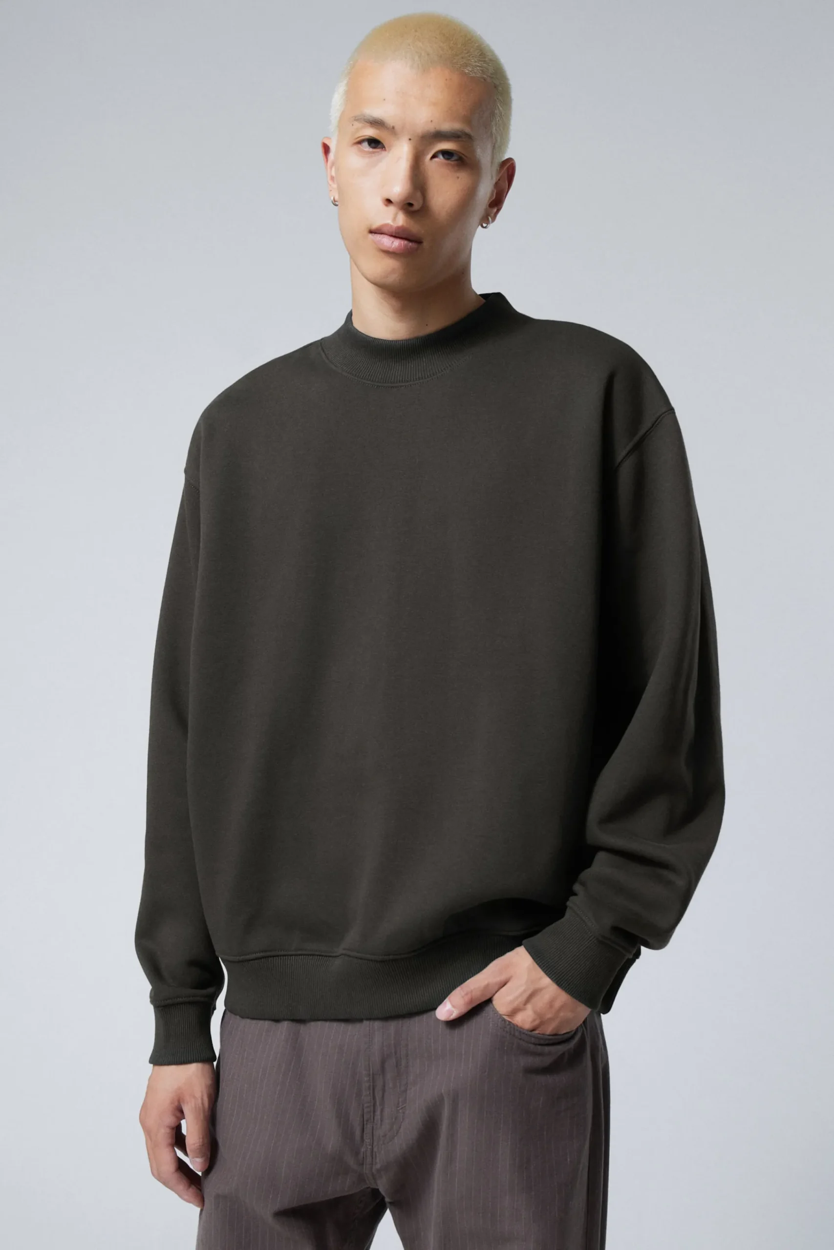 Weekday Sweatshirts | Basplagg<SWEATSHIRT MED AVSLAPPNAD PASSFORM