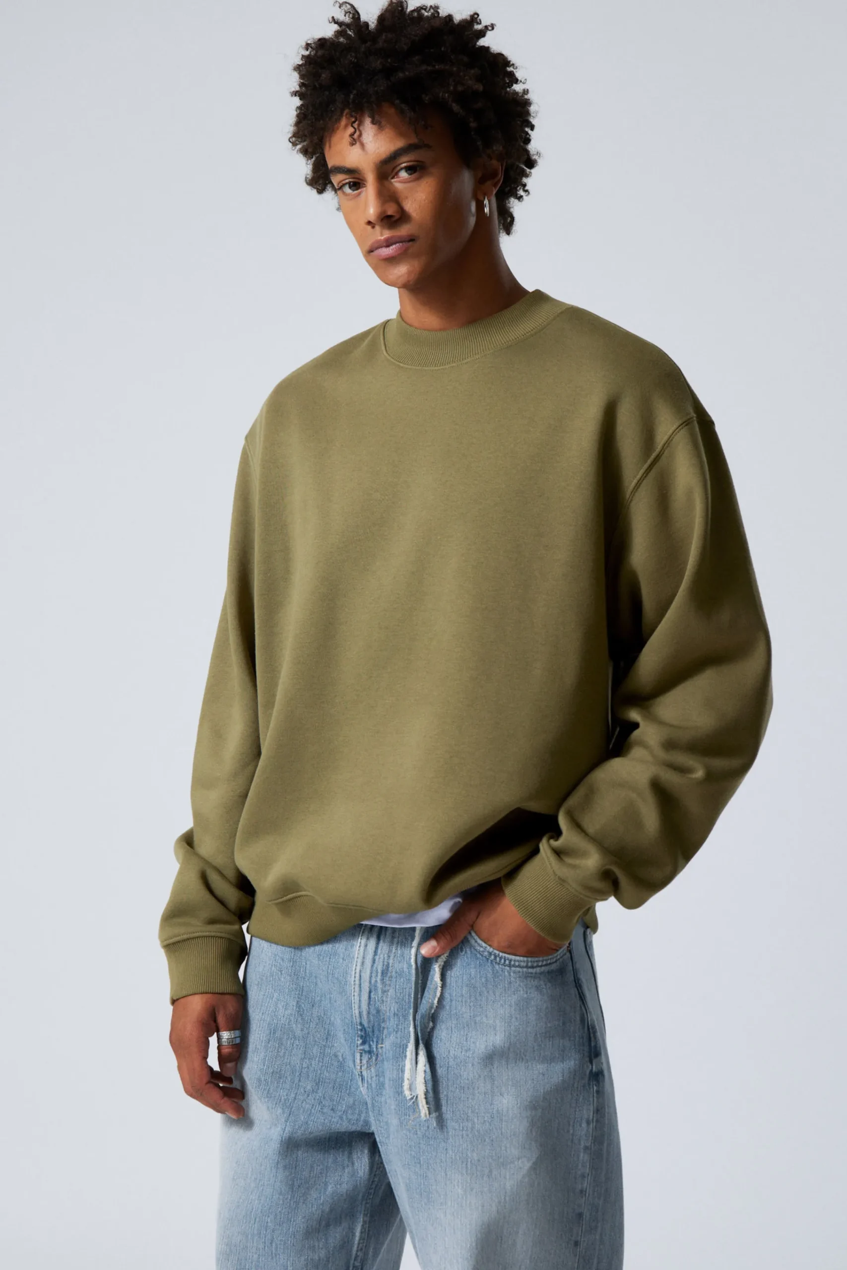 Weekday Sweatshirts | Basplagg<SWEATSHIRT MED AVSLAPPNAD PASSFORM