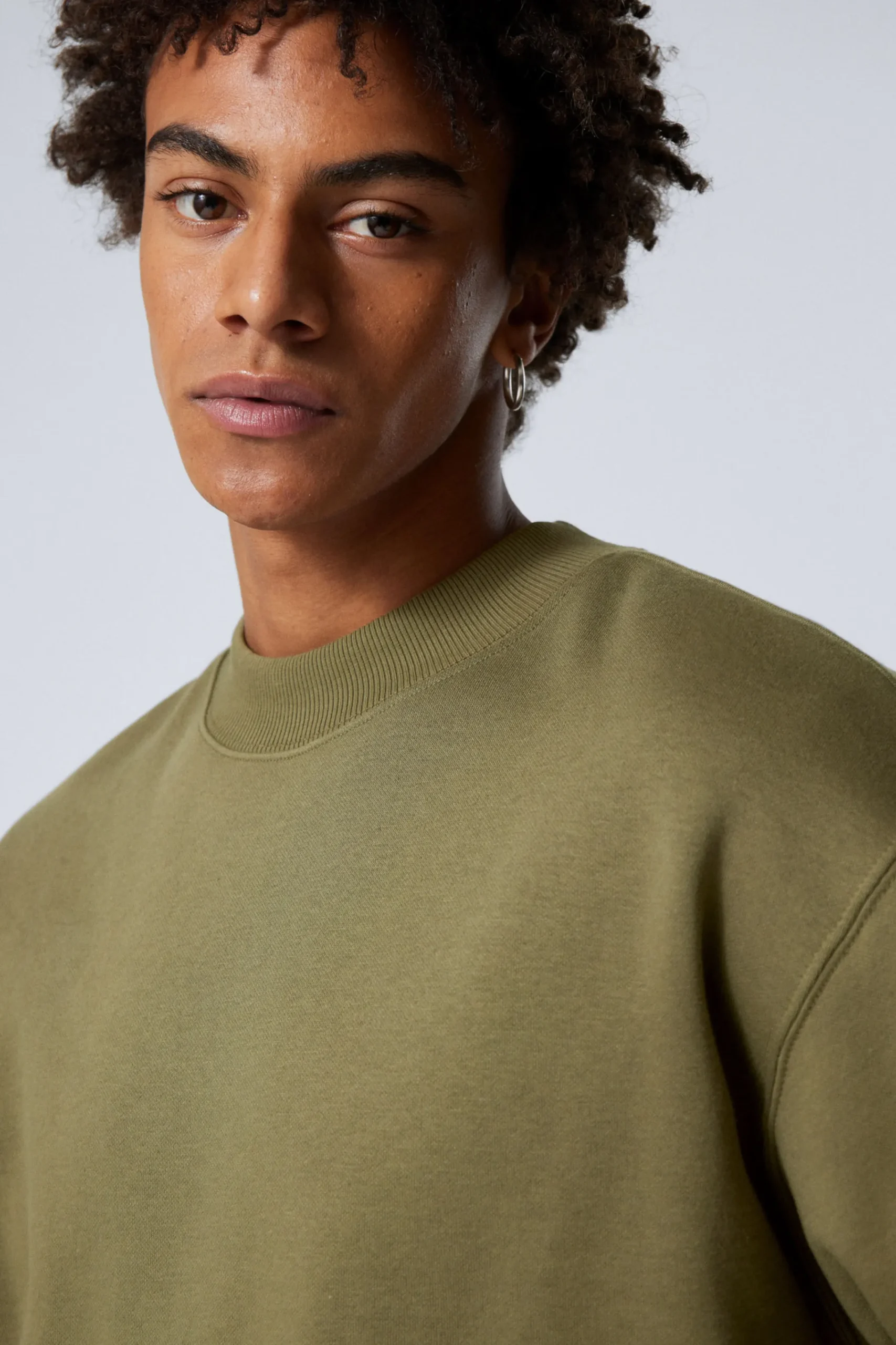Weekday Sweatshirts | Basplagg<SWEATSHIRT MED AVSLAPPNAD PASSFORM