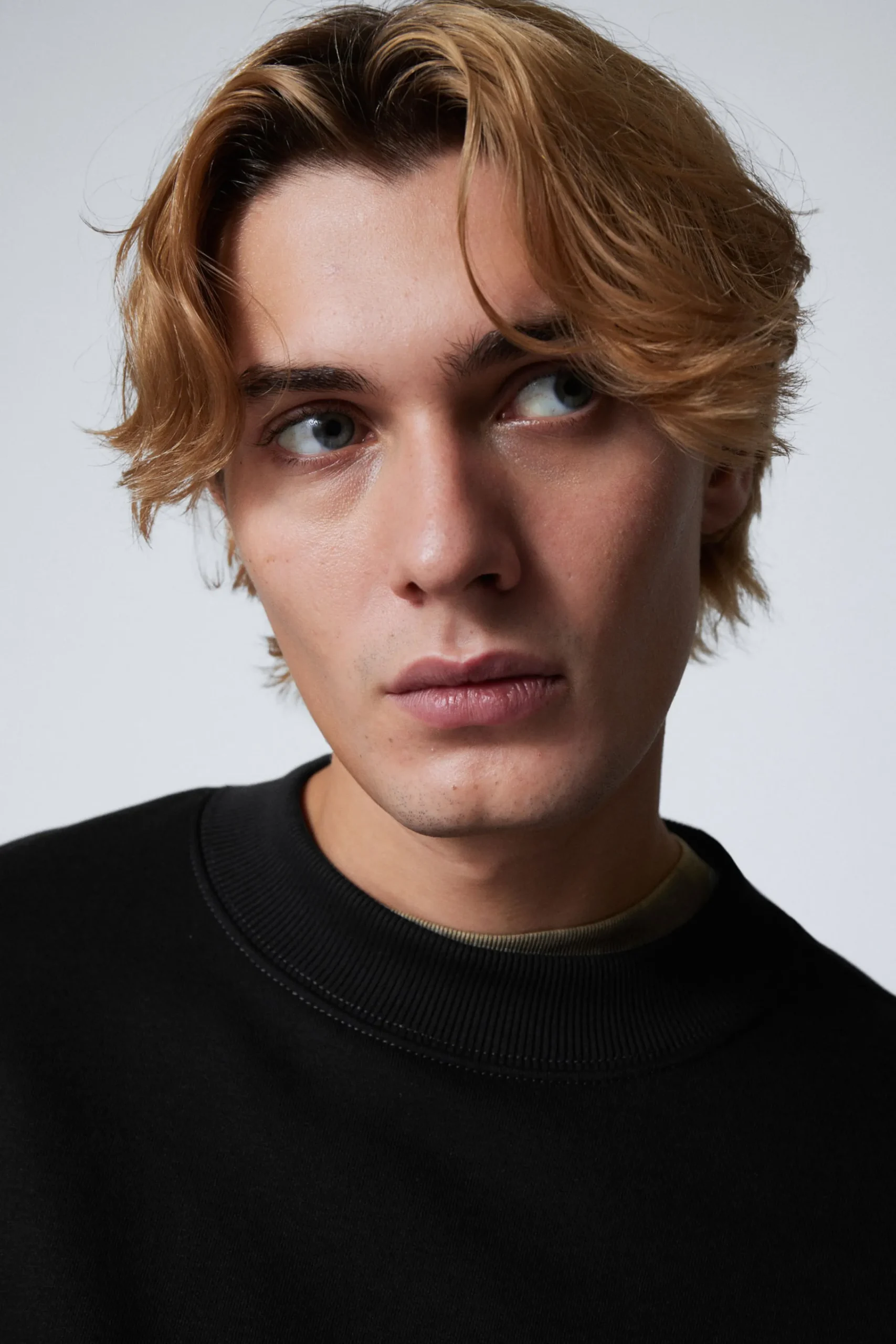 Weekday Sweatshirts | Basplagg<SWEATSHIRT MED AVSLAPPNAD PASSFORM