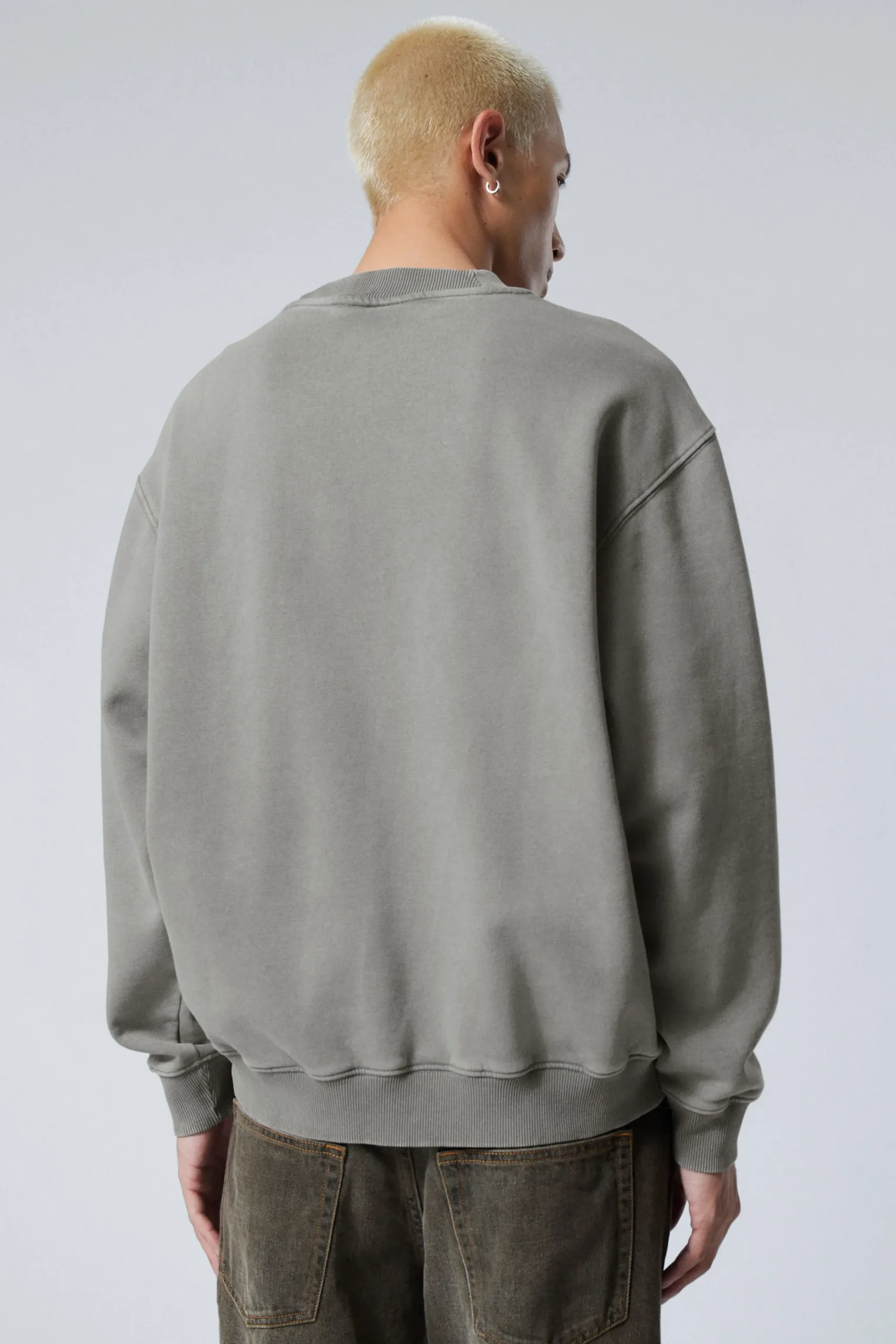 sweatshirt_med_avslappnad_passform_3-1.webp Weekday Sweatshirts | Basplagg<SWEATSHIRT MED AVSLAPPNAD PASSFORM