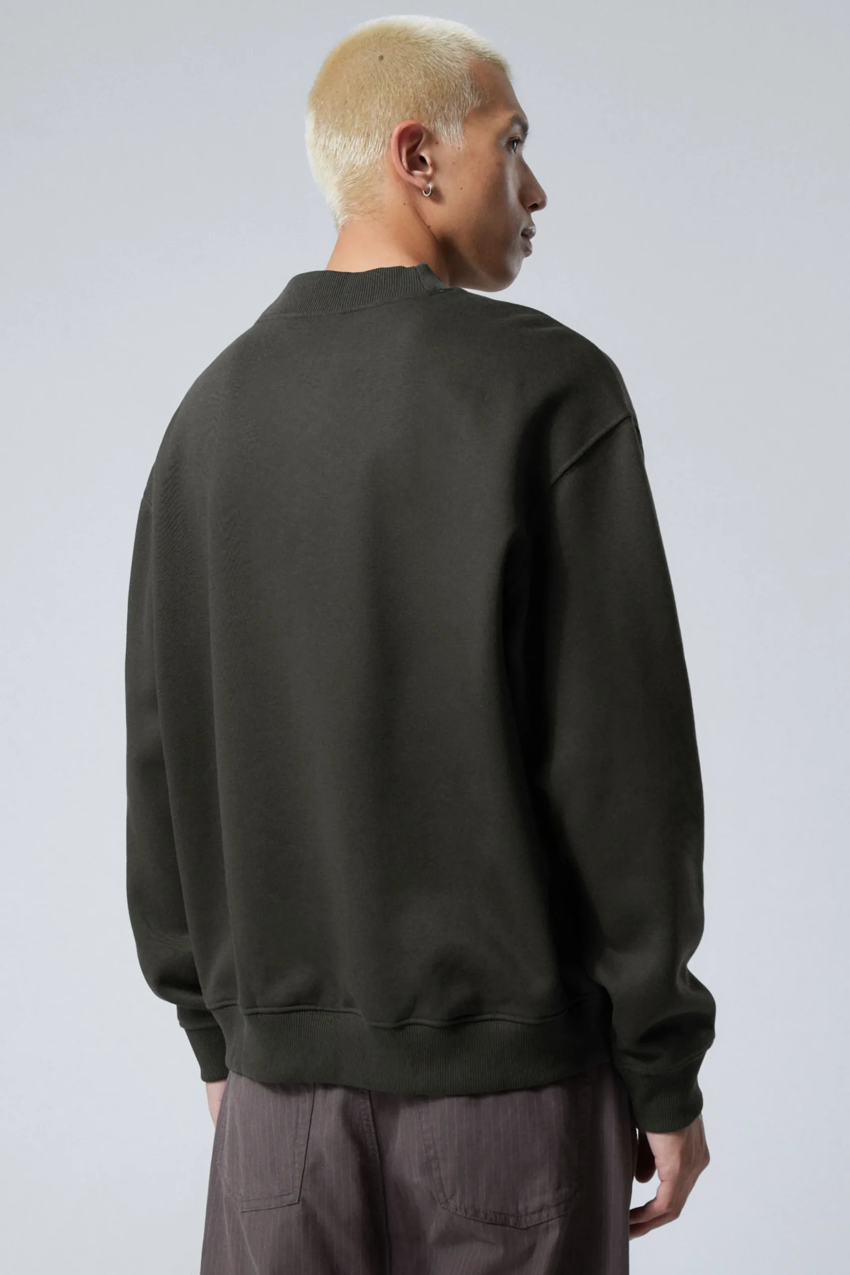 sweatshirt_med_avslappnad_passform_3-2.webp Weekday Sweatshirts | Basplagg<SWEATSHIRT MED AVSLAPPNAD PASSFORM