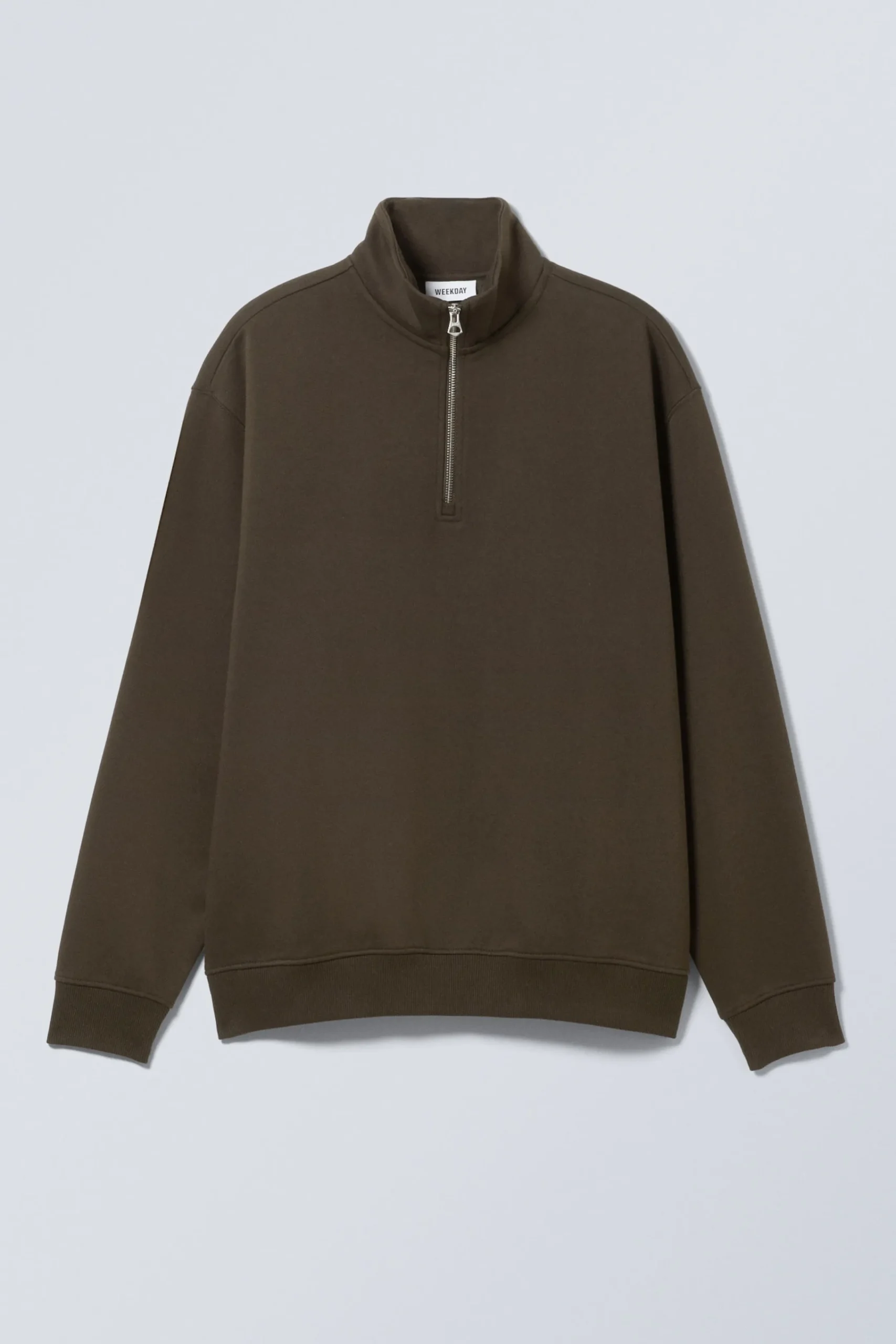 tung_avslappnad_halvzip_trja_2-1.webp Weekday Sweatshirts | Basplagg<TUNG AVSLAPPNAD HALV-ZIP TRÖJA
