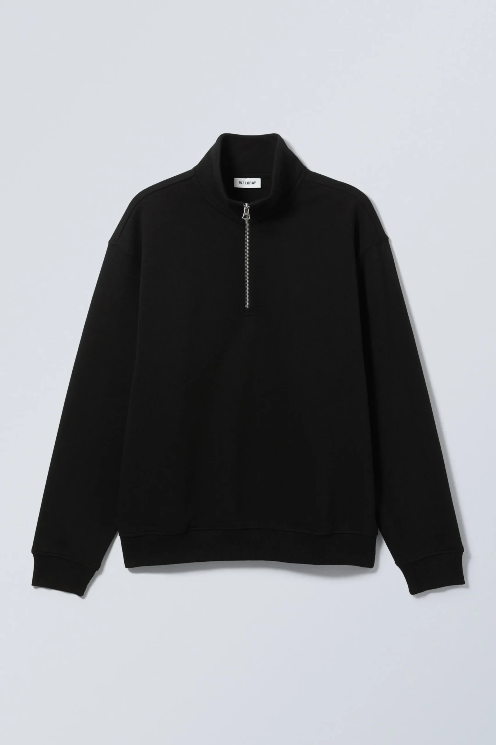 tung_avslappnad_halvzip_trja_2-2.webp Weekday Sweatshirts | Basplagg<TUNG AVSLAPPNAD HALV-ZIP TRÖJA