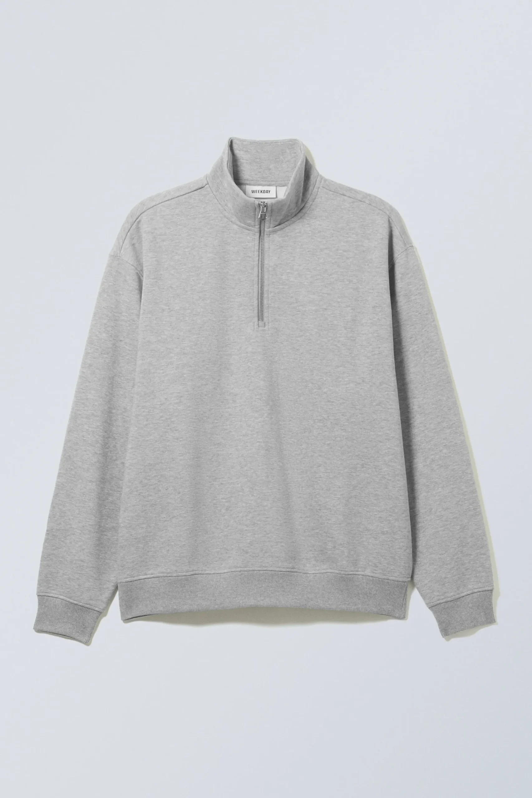 tung_avslappnad_halvzip_trja_2-3.webp Weekday Sweatshirts | Basplagg<TUNG AVSLAPPNAD HALV-ZIP TRÖJA