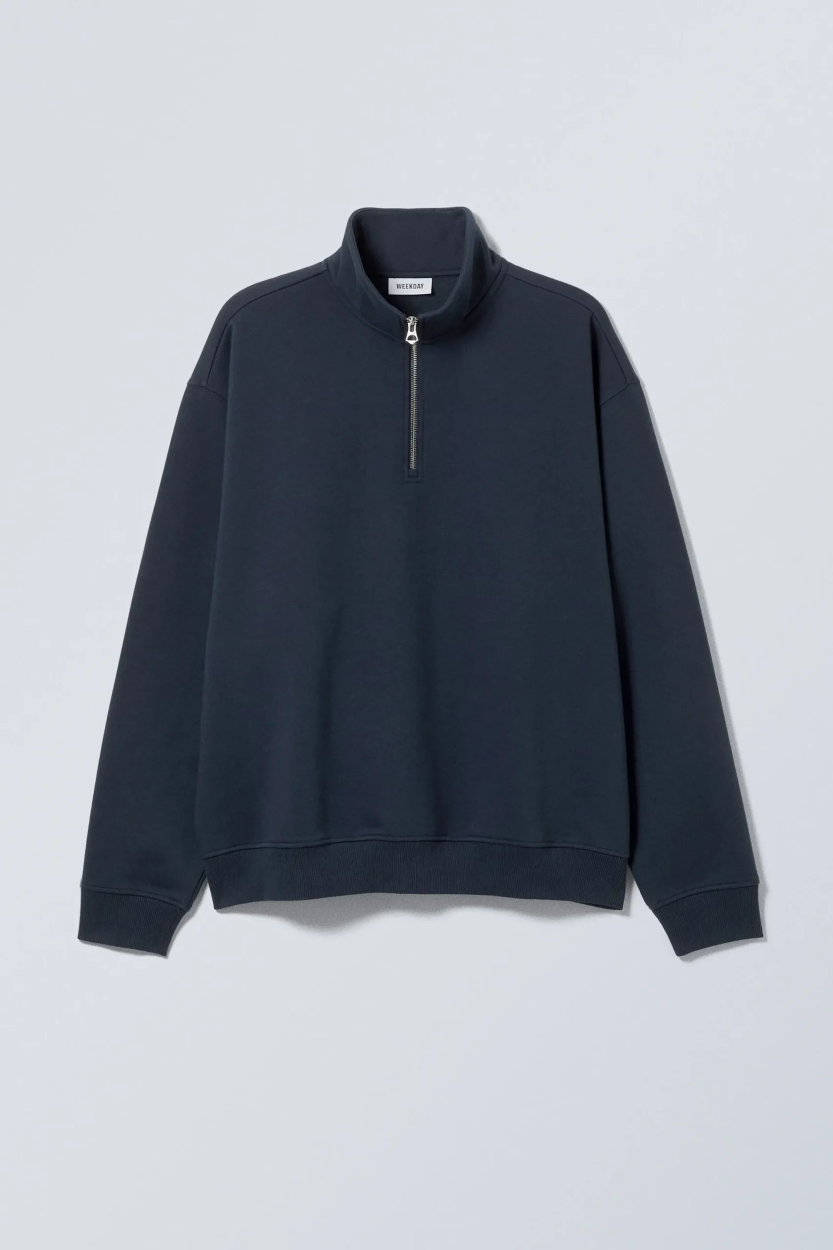 tung_avslappnad_halvzip_trja_2-4.webp Weekday Sweatshirts | Basplagg<TUNG AVSLAPPNAD HALV-ZIP TRÖJA