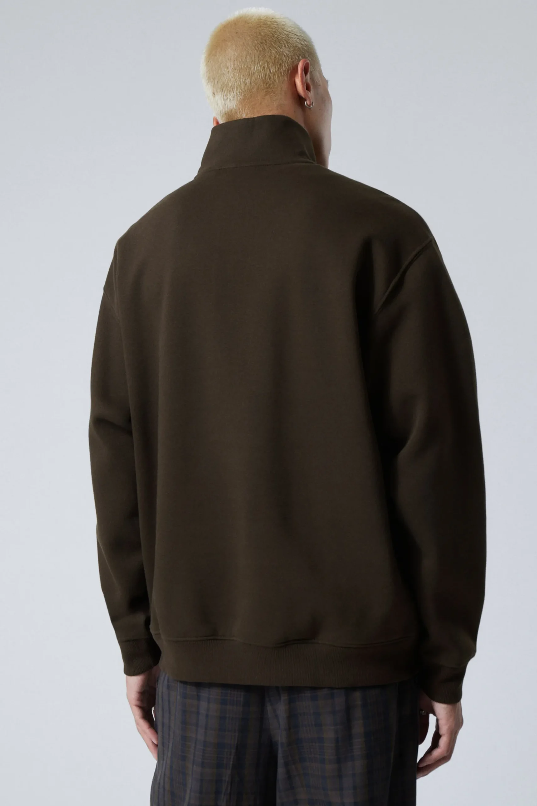 tung_avslappnad_halvzip_trja_3-1.webp Weekday Sweatshirts | Basplagg<TUNG AVSLAPPNAD HALV-ZIP TRÖJA