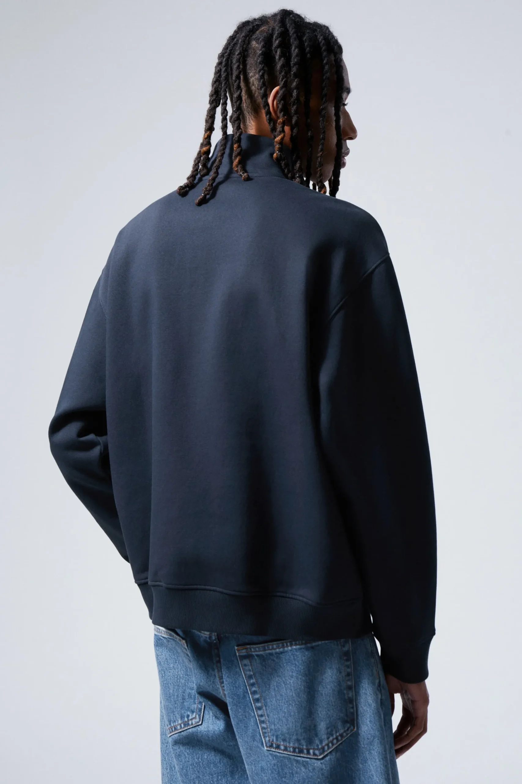 tung_avslappnad_halvzip_trja_3-4.webp Weekday Sweatshirts | Basplagg<TUNG AVSLAPPNAD HALV-ZIP TRÖJA