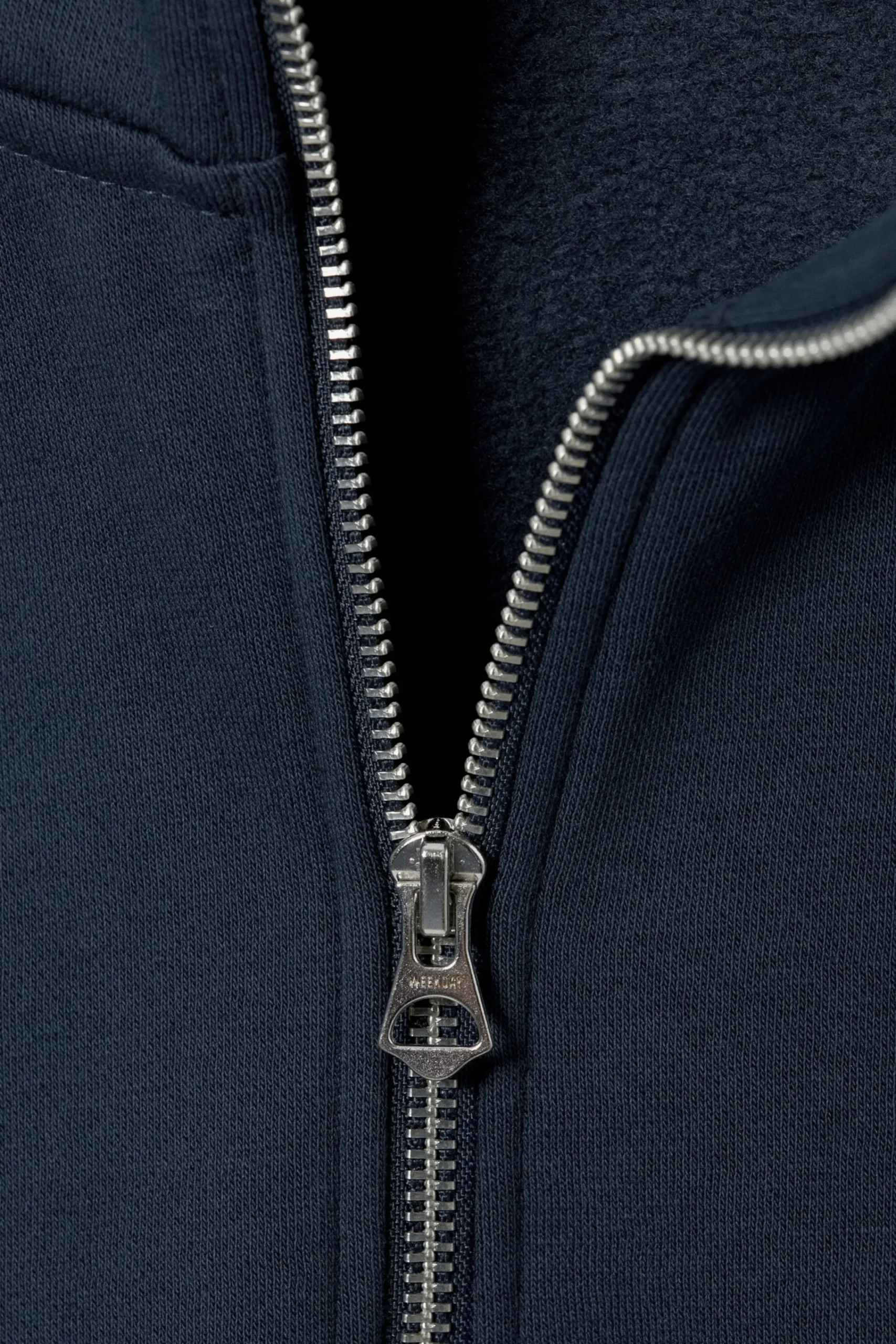 tung_avslappnad_halvzip_trja_4-4.webp Weekday Sweatshirts | Basplagg<TUNG AVSLAPPNAD HALV-ZIP TRÖJA