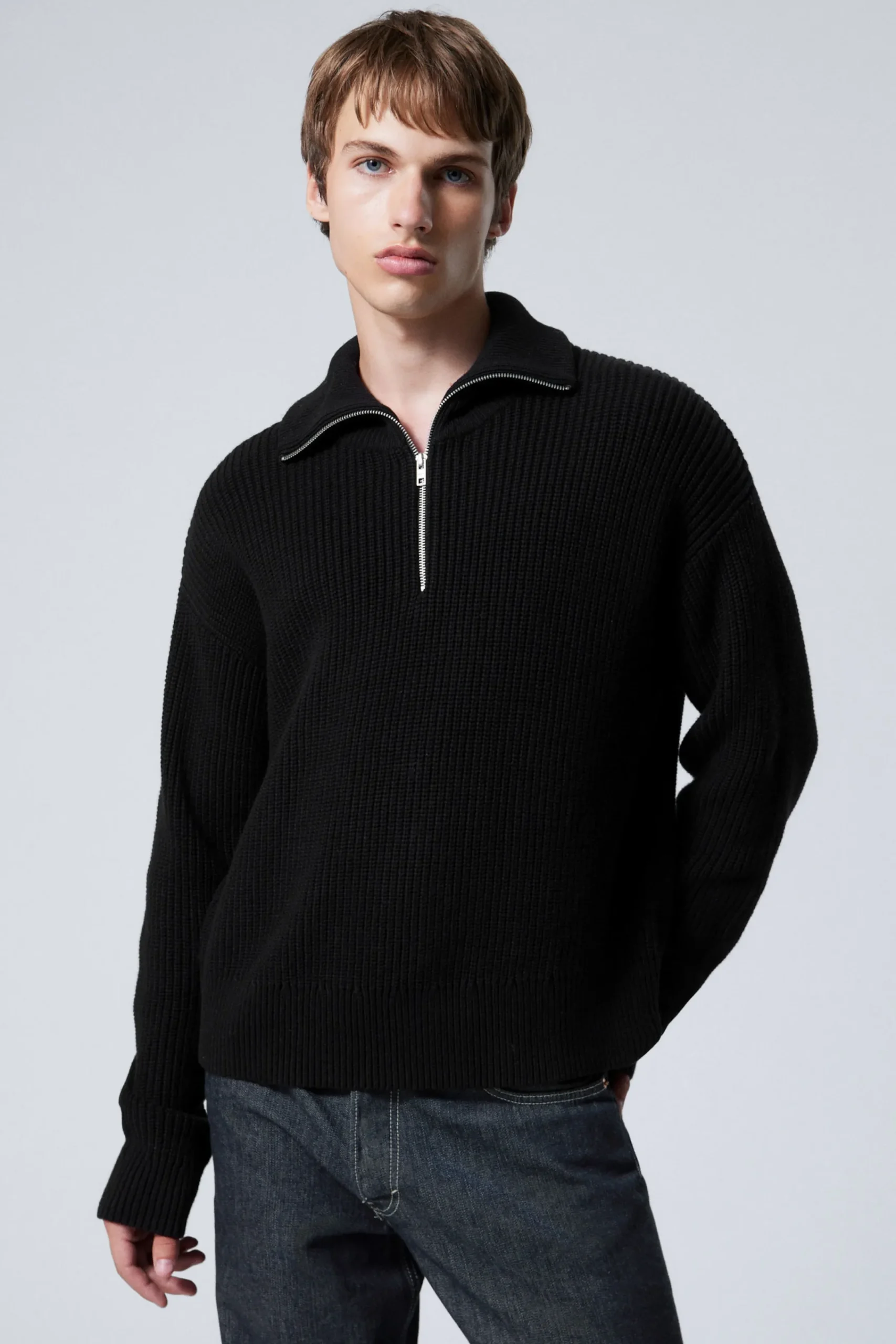 Weekday Stickat<TURTLENECK MED HALV DRAGKEDJA I ULLBLANDNING