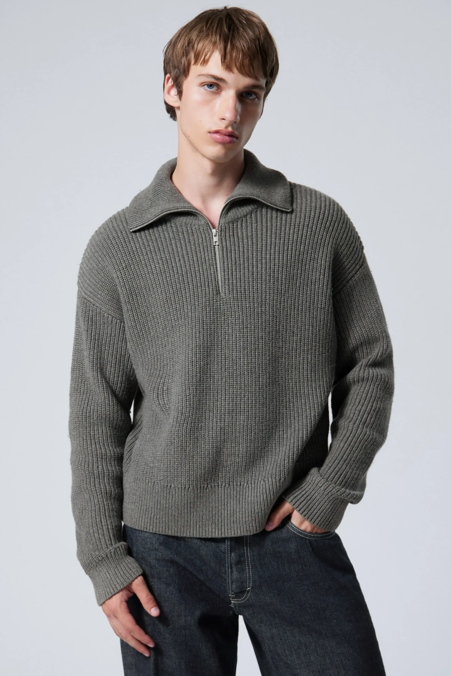 Weekday Stickat<TURTLENECK MED HALV DRAGKEDJA I ULLBLANDNING
