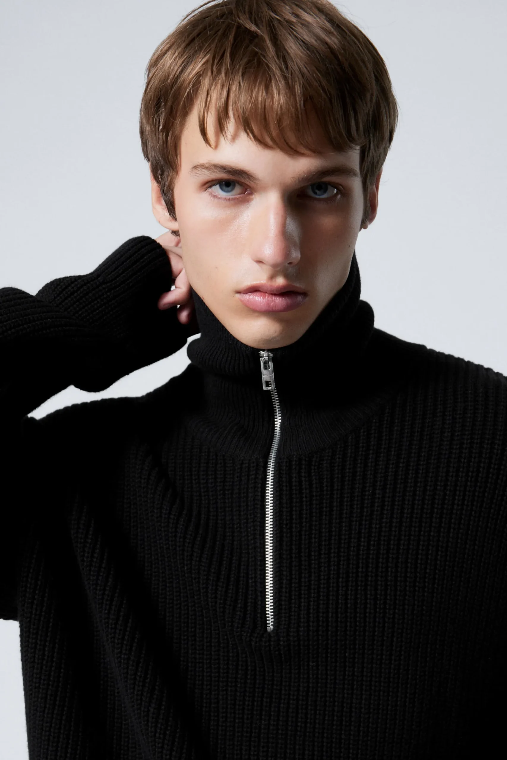 Weekday Stickat<TURTLENECK MED HALV DRAGKEDJA I ULLBLANDNING
